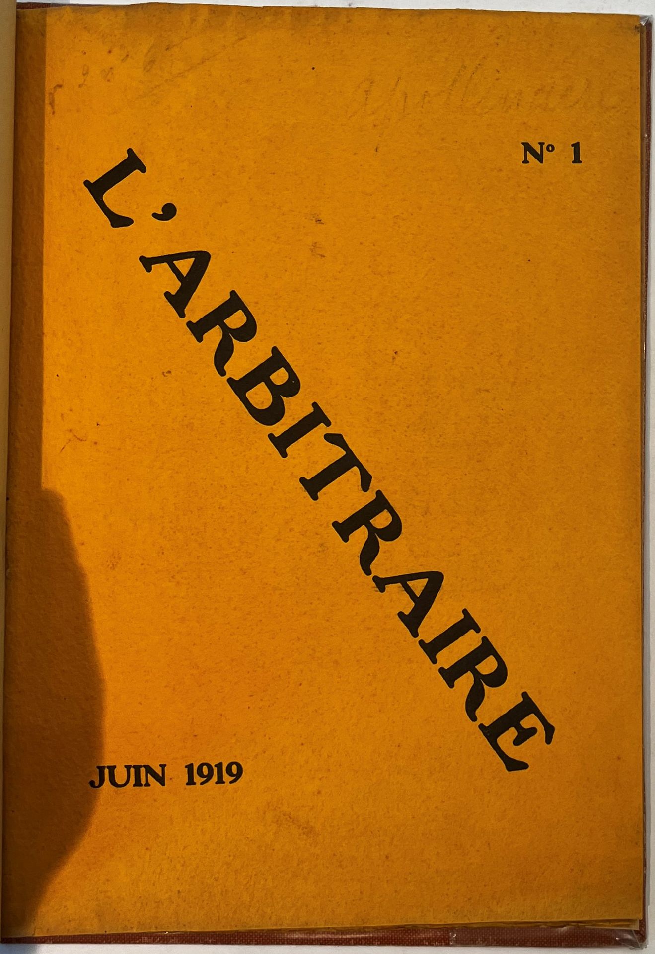 THE ARBITRATOR
Monthly magazine
N° 1, June 1919-N° 2, July 1919. Paris, Manager: Maigret. Texts by Guillaume Apollinaire, Guy-Charles Cros, René Devinck, Honniger, Jean Marville, Louis Piéchaud, Jean Robaglia, Fritz R. Vanderpyl, Maurice Vlaminck, Wynandus. Complete collection. 2 numbers in 2 issues in 1 vol. in-4 bound. Handwritten notes of Vasseur (2 ff.). Joint : - 1 photo of Apollinaire. Rare.