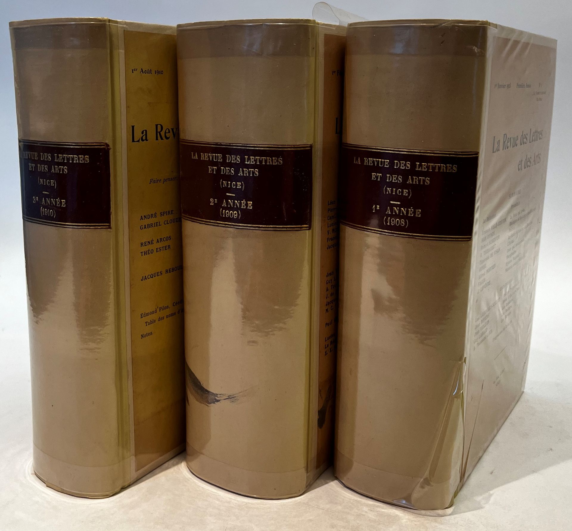 LA REVUE DES LETTRES ET DES ARTS
Revue mensuelle
1ère année : n° 1, 1er janvier 1908-n° 12, décembre 1908 ; 2e année : n° 1, 1er janvier 1909-n° 12, 1er décembre 1909 ; 3e année : n° 1, 1er janvier 1910-n° 11/12, 1er novembre-1er décembre 1912. Fusionne avec Le Feu. Nice, Directeur : Jean Veillon, Comité de rédaction : Jean Veillon, Guy Lavaud, A. Toussaint Luca. Textes de Guillaume Apollinaire, René Arcos, Aurel, Fernand Divoire, Georges Duhamel, Fagus, Léon Frapié, Henri Guilbeaux, Edmond Jaloux, Tristan Klingsor, Léo Larguier, Guy Lavaud, Philéas Lebesgue, Jean Lorrain, Camille Mauclair, Francis de Miomandre, Alfred Mortier, John-Antoine Nau, Maurice de Noisay, Cécile Périn, Jacques Reboul, Jules Romains, Jean Royère, Han Ryner, Robert Scheffer, Paul Souchon, André Spire, Albert Thibaudet, Émile Verhaeren, Francis Vielé-Griffin, Charles Vildrac, Tancrède de Visan, etc. Collection complète. 36 numéros en 35 livraisons en 3 vol. in-8 reliés (couvertures conservées). Joint : De nombreuses L.A.S., pour la plupart adressées à Jacques Reboul et dans lesquelles il est question de la revue : – 1 de Léo Larguier, 1 de Francis de Miomandre (1912), 1 de Germaine de Thubert, 1 de Jean Royère (1935) adressée à Édouard Dujardin, 1 de Guy Lavaud (1909) dans laquelle il annonce la fin de sa collaboration à la revue, 1 de Savarit (1909), 1 de Manuel Devaldès (1909), 2 de Otto Grautoff (1909), 1 de Erna Heinemann-Grautoff, 2 de Tancrède de Visan (1909-1910), 1 de Alfred Mortier (1909), 1 de Armory (1909), 5 de L. Bazalgette (1909-1910), 1 de J. Angelloz (1928), 1 de Philéas Lebesgue (1910), 1 de André Spire (1910), 1 de Édouard Gazanion (1910), 1 de Andrée Béarn (1910), 1 de Renée d’Ulmès (1911), 1 de Gabriel Clouzet ; Des cartes de visite (certaines avec des lignes autographes) : – Fernand Divoire, Mario Meunier, A. Toussaint Luca, Lucien Rolmer, Gabriel Clouzet, Gaston Picard, André Spire, José de Bérys, Philéas Lebesgue, Renée d’Ulmès, Andrée Béarn ; – 1 photographie (cliché original) de Henri Guilbeaux dédicacée à Jacques Reboul ; – La couverture de la revue Le Feu, du 1er janvier 1911 (il faut lire 1912) annonçant que La Revue des lettres et des arts fusionne avec Le Feu ; – 1 plaquette de Fernand Divoire : La Malédiction des Enfants (Édition de La Revue des Lettres et des Arts, 1910), avec 1 L.A.S. de l’auteur.