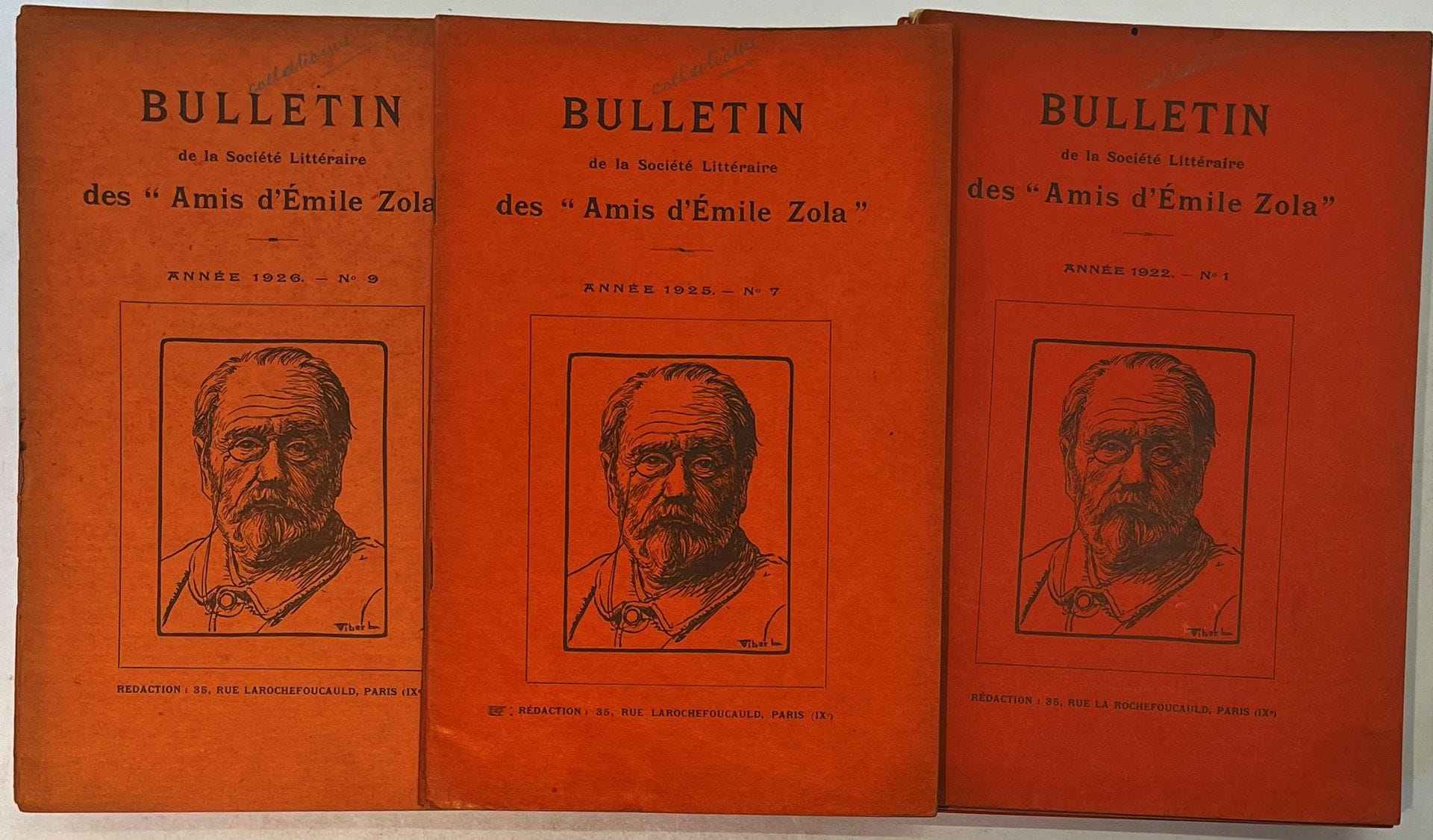 BULLETIN DE L’ASSOCIATION ÉMILE ZOLA
1ère série : n° 1, 1910-n° 8, 1913 ; 2e série : n° 1, 1922-n° 24, 1938. La 2e série prend le titre de Bulletin de la Société Littéraire des « Amis d’Émile Zola ». Il manque le n° 13 de la 2e série. Le n° 18 est bien complet du supplément spécial publié postérieurement. Paris. Textes de Michel Abadie, Paul Alexis, Marcel Batilliat, Léon Bazalgette, Armand Charpentier, Théodore Duret, René Fauchois, Clovis Hugues, Gustave Kahn, Maurice Le Blond, Camille Lemonnier, Octave Mirbeau, Louis Nazzi, J.-H. Rosny, Saint-Georges de Bouhélier, Émile Solari, Paul Souchon, Jules Troubat, Émile Zola, etc. 31 numéros en 31 livraisons in-8 brochées. Joint : – Des cartes d’invitation, un programme et dans le n° 24, 2 L.A.S. de M. Henri Mitterand (directeur des Cahiers naturalistes et biographe de Zola) à André Vasseur (1965) concernant des documents qu’il avait communiqués et des numéros du bulletin qui lui manquaient ; – Portrait de Zola (carte postale).