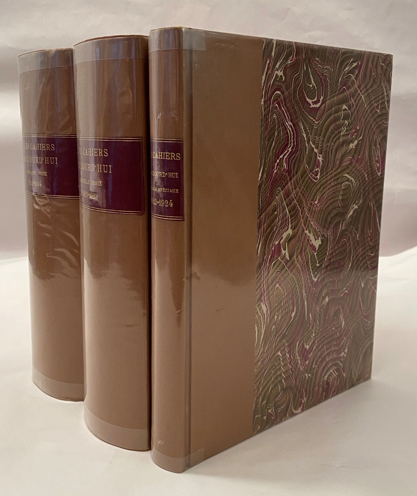 THE NOTEBOOKS OF TODAY
1st series : n° 1, October 1912-n° 10, April 1914 ; New series : n° 1, November 1920-n° 15, 1924. Paris, Director: Georges Besson. Texts by Alain, René Arcos, Marguerite Audoux, Henri Béraud, Tristan Bernard, Georges Besson, André Billy, Lucie Cousturier, Neel Doff, Luc Durtain, Léon-Paul Fargue, Élie Faure, Félix Fénéon and René Delange, Gustave Geffroy, Régis Gignoux, Ramón Gómez de la Serna, Pierre Hamp, Francis Jourdain, Valery Larbaud, Paul Léautaud, Pierre Mac Orlan, Octave Mirbeau, Charles-Louis Philippe, Jules Renard, Henri-Pierre Roché, Jules Romains, André Salmon, Émile Verhaeren, Charles Vildrac, Léon Werth, Colette Willy, etc. Illustrations by Pierre Bonnard, André Derain, Raoul Dufy, Dunoyer de Segonzac, Othon Friesz, Francis Jourdain, Kisling, Marie Laurencin, Aristide Maillol, Albert Marquet, Frans Masereel, Henri Matisse, Auguste Renoir, Paul Signac, Alfred Sisley, Félix Valloton, Vincent Van Gogh, Vlaminck, Édouard Vuillard, Zarraga, etc. Complete collection. 25 numbers in 24 issues in 3 vol. in-8 squared bound (covers preserved). Handwritten notes by Vasseur (8 ff.). Joined : - 1 L.A.S. of Joseph Rivière (1923) to an unidentified correspondent ; - 1 autograph bill of Paul Signac on headed paper of the Société des Artistes Indépendants (1925) ; -1 L.A.S. of Paul Beauvais (book broker) to André Vasseur.