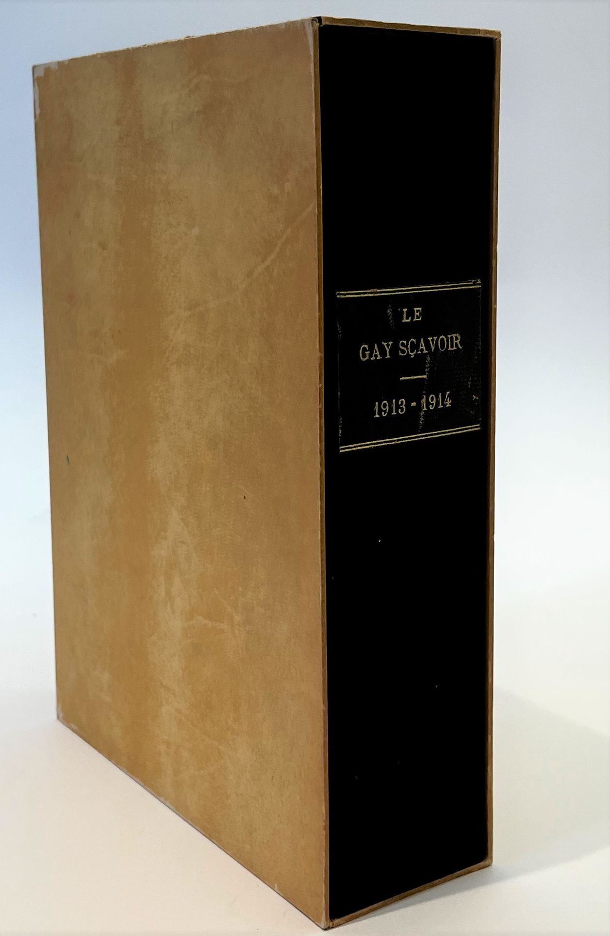 LE GAY SCAVOIR
N° 1, 10 mars 1913-n° 6, 15 mai 1914.Il manque le n° 7 (dernier numéro paru) du 15 juillet 1914. En janvier 1914, absorbe L’Île sonnante. Paris, Administration : Dominique Combette, Ernest Dufour, René Morand, Maurice Pillet, Henri Strentz puis, à partir du n° 4 : Directeur : Henri Strentz, Secrétaire de la rédaction : G.A. Péronnet. Textes de Guillaume Apollinaire, Albert de Bersaucourt, Henriette Charasson, Dominique Combette, Émile Cottinet, Guy-Charles Cros, Léon Deubel, Léon Deffoux, Fagus, Roger Frène, Henri Hertz, Philéas Lebesgue, Louis Mandin, Marcel Martinet, René Morand, Vincent Muselli, Maurice Pillet, Michel Puy, Louis Pergaud, Cécile Périn, Edmond Pilon, Henri de Régnier, Gaston Sauvebois, Henri Strentz, Léon Vérane, Tancrède de Visan, Émile Zavie, etc. 6 numéros en 6 livraisons grand in-8 brochées sous emboîtage. Notes manuscrites de Vasseur (2 ff.). Joint : – 1 L.A.S. de Eugène Chatot à André Vasseur (mai 1951) dans laquelle il est question du n° 7 du Gay Scavoir ; – 1 carte postale (vue générale de Landresse, pays natal de Louis Pergaud) datée 6 août 1914 avec quelques lignes autographes de Louis et Delphine Pergaud à Mme Chatot.