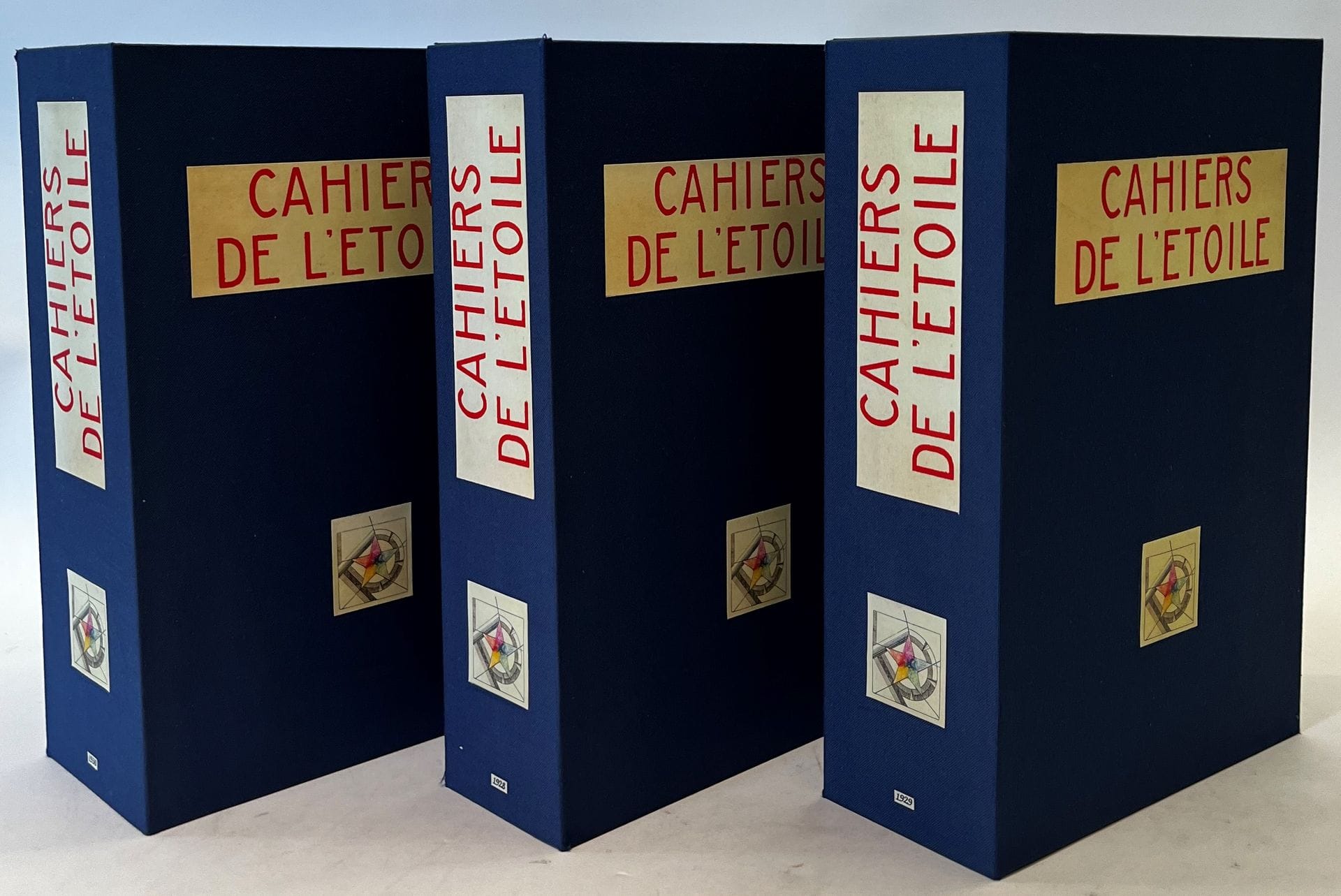 CAHIERS DE L’ÉTOILE
N° 1, janvier-février 1928-n° 18, novembre-décembre 1930. Il manque le n° 16 et les 2 hors-texte de Antoine Bourdelle dans le n° 9. Paris, Rédacteurs en chef : Irma de Manziarly et Carlo Suarès. Textes de Marie Bermond, Antoine Bourdelle, Joë Bousquet, René-Louis Doyon, Benjamin Fondane, Albert Gleizes, Francis Jourdain, Gustave Kahn, J. Krisnamurti, Pierre de Lanux, Le Corbusier, Irma de Manziarly, René Nelli, Georges Pillement, Georges Ribemont-Dessaignes, Carlo Suarès, Léopold Survage, Rabindranath Tagore, Paul Valéry, etc. 17 numéros (sur 18 parus) en 17 livraisons sous 3 emboîtages. 
« Les Cahiers de l’étoile, s’intéressant à tous les problèmes et à toutes les expressions de la vie, traiteront des sujets les plus divers. Chaque numéro sera consacré à un aspect spécial des actions, des émotions et de la pensée humaine, dans leur synthèse spirituelle. »