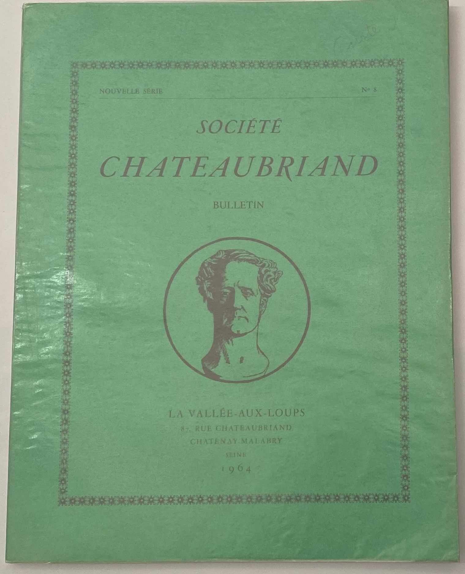 BULLETIN DE LA SOCIÉTÉ CHATEAUBRIAND
N° 1, 1930-n° 6, 1937 (le n° 2 est numéroté 1 et le n° 3 est numéroté 2) + 1 fascicule non numéroté : « Journées Chateaubriand à Genève » (1935) ; Série Petits Bulletins : n° 3, 1948 / 1949-n° 6, 1954 (Il manque les Petits Bulletins n° 1 et 2, 1948) ; Cahiers Chateaubriand : n° 1, 1947 (Gallimard)-n° 2, 1950 (Librairie Classique Eugène Belin) ; Nouvelle série : n° 1, 1957-n° 10, 1967 ; Tables des bulletins (1930-1959) : 1 fascicule. La Vallée aux Loups, Chatenay-Malabry, Président : Docteur Henry Le Savoureux. Textes de Camille Bloch, Marie-Jeanne Durry, Paul Gautier, Dr H. Le Savoureux, Maurice Levaillant, Louis Martin-Chauffier, Hubert Morand, Marie-Louise Pailleron, etc. Joint : – Le Véritable Chateaubriand par Maurice Levaillant, plaquette de 20 p. (Oxford at the Clarendon Press, 1951), avec un envoi autographe signé de l’auteur à Émile Henriot ; – Chateaubriand, fils de la mer et seigneur de Combourg par Théophile Briant (Paramé, Éditions du Goéland, 1948), avec un envoi autographe signé de l’auteur à Fernand Gregh ; – Pages du Monde illustré du 13 juillet 1867 ; – 1 article extrait de la Revue d’histoire littéraire de la France (1961).