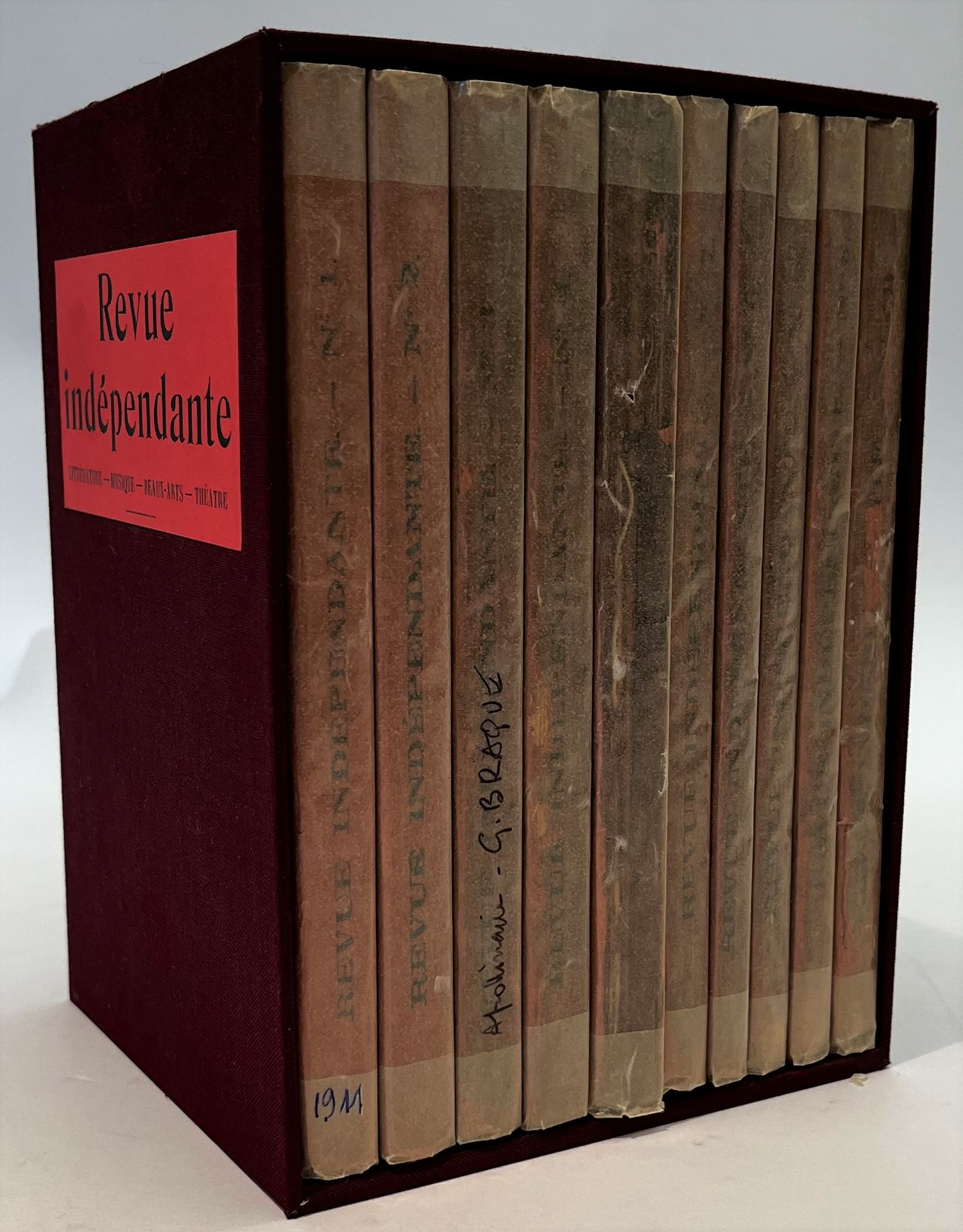 REVUE INDÉPENDANTE
Littérature, beaux-arts, musique, théâtre
N° 1, juin 1911-n° 10, mars 1912. Paris, Eugène Figuière et Cie, Éditeurs, Directeur : Gabriel Martin. Textes de Roger Allard, Guillaume Apollinaire, Henri-Martin Barzun, Sylvain Bonmariage, Paul Castiaux, Muriel Ciolkowska, Émile Cottinet, Léon Deubel, Paul Fort, Albert Gleizes, Gabriel Martin, Alexandre Mercereau, Jacques Nayral, Georges Périn, Tancrède de Visan, etc. 10 numéros en 10 livraisons in-12 brochées sous emboîtage. Quelques exemplaires défraîchis.