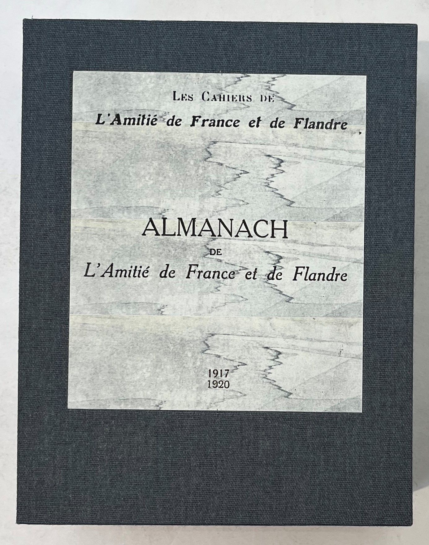LES CAHIERS DE L’AMITIÉ DE FRANCE ET DE FLANDRE
& ALMANACHS DE L’AMITIÉ DE FRANCE ET DE FLANDRE
Cahier liminaire : « Hymne aux Américains » par Un sergent, juillet 1917 ; Cahier : « Hymne aux Américains » par André Mabille de Poncheville (Un sergent), réimpression du précédent par (Édition nouvelle ornée sur la couverture d’un bois de Henri Gros), septembre 1917 ; Cahier de Pâques : « Charles Péguy et sa mère », mars-avril 1918 ; Les Dossiers de la Guerre : « Appel pour les musées et les richesses d’art de la France et de la Belgique envahies », novembre 1918 (il manque 1 cahier consacré à Rubens) ; Almanach pour l’an de grâce 1918 ; Almanach pour l’an de victoire 1919 ; Almanach pour l’an de paix 1920.
Paris, Chez l’éditeur Georges Crès, Directeur : André Mabille de Poncheville. Textes de Guillaume Apollinaire, Maurice Barrès, René Bazin, Émile Bernard, Léon Bocquet, Tristan Derème, Fagus, Remy de Gourmont, Franz Hellens, Henri Lavedan, Philéas Lebesgue, André Mabille de Poncheville, Maurice Maeterlinck, Charles Péguy, André Rouveyre, Marcel Wyseur, etc. 7 fascicules in-12 brochés sous emboîtage. Notes manuscrites de Vasseur (6 ff.). Joint : – 2 L.A.S. de André Mabille de Poncheville.