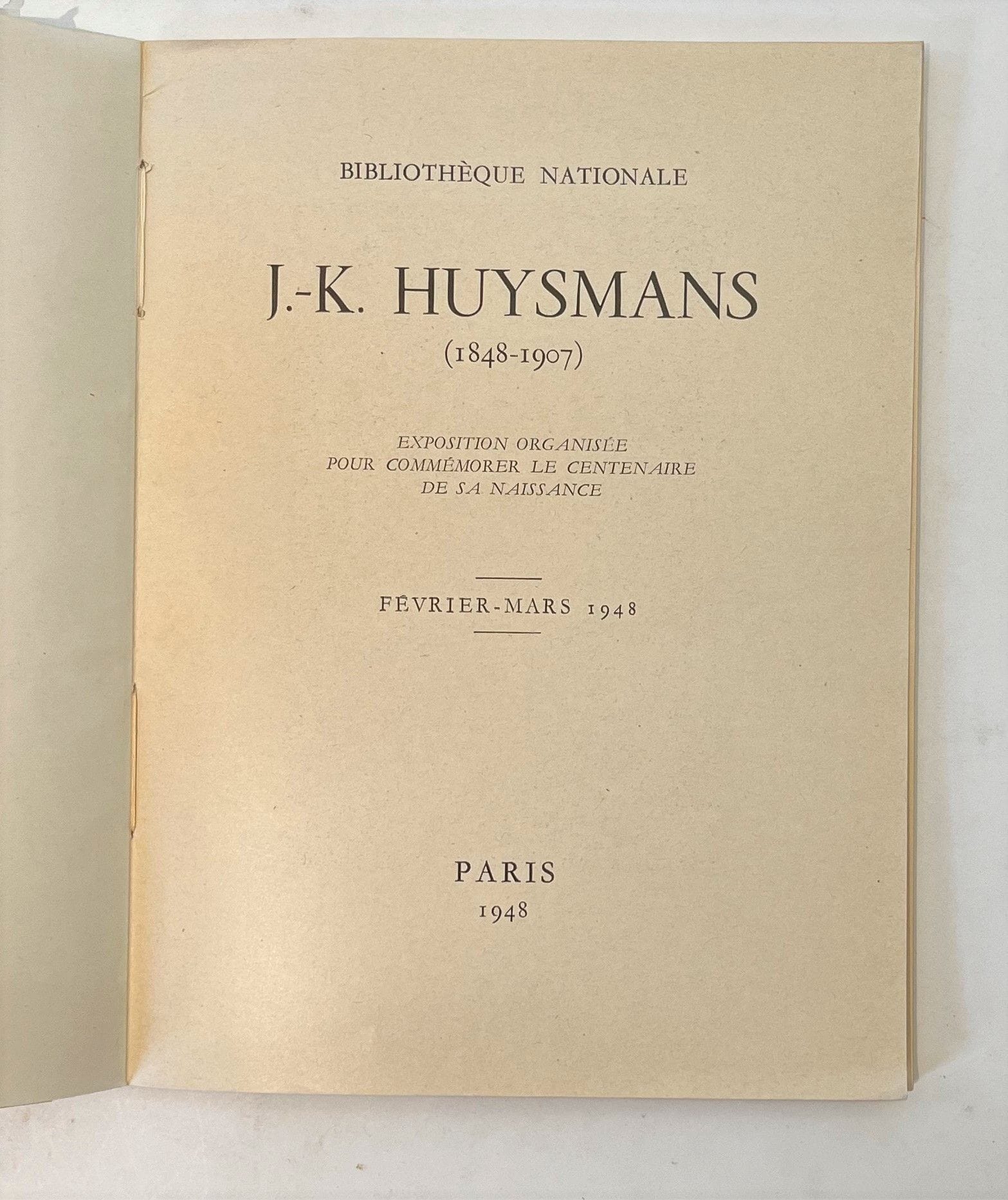 BULLETIN DE LA SOCIÉTÉ J.-K. HUYSMANS
N° 1, mars 1928-n° 64, 1975 + 3 n° hors-série (1952, 1955, 1960). Paris, Aux Éditions G. Crès et Cie, puis Aux Éditions du Divan, Président fondateur : Lucien Descaves, Présidents successifs : Maurice Garçon, Pierre Lambert, Jacques Lethève. Textes de Gérard Bauer, André Billy, Léon Deffoux, Lucien Descaves, Roland Dorgelès, Pierre Dufay, René Dumesnil, Félix-Edmond Fabre, Jean Folie-Desjardins, Pierre Galichet, Maurice Garçon, Jean Jacquinot, Henri Jouvin, Robert Kemp, Pierre Lambert, Gabriel-Ursin Langé, Henry Lefai, Jacques Lethève, Henri Martineau, François Mauriac, André Maurois, Émile Nugues, Rachilde, André Thérive, Octave Uzanne, etc. Nombreux textes de Joris-Karl Huysmans. 64 numéros en 64 livraisons + 3 n° h.-s. in-12 brochés. Joint : – « J.-K. Huysmans (1848-1907), L’Homme et l’œuvre », Catalogue d’exposition, Paris, Bibliothèque nationale, 1948 ; – « Deuxième promenade dans le Paris cher à Joris-Karl Huysmans », Commentaire par Félix-Edmond Fabre (3 mai 1951) suivi de : « De la Bièvre à la chapelle de la rue de l’Ebre » par Félix-Edmond Fabre (in-4 polycopié à 150 ex.) ; – Circulaires de la Société J.-K. Huysmans.
