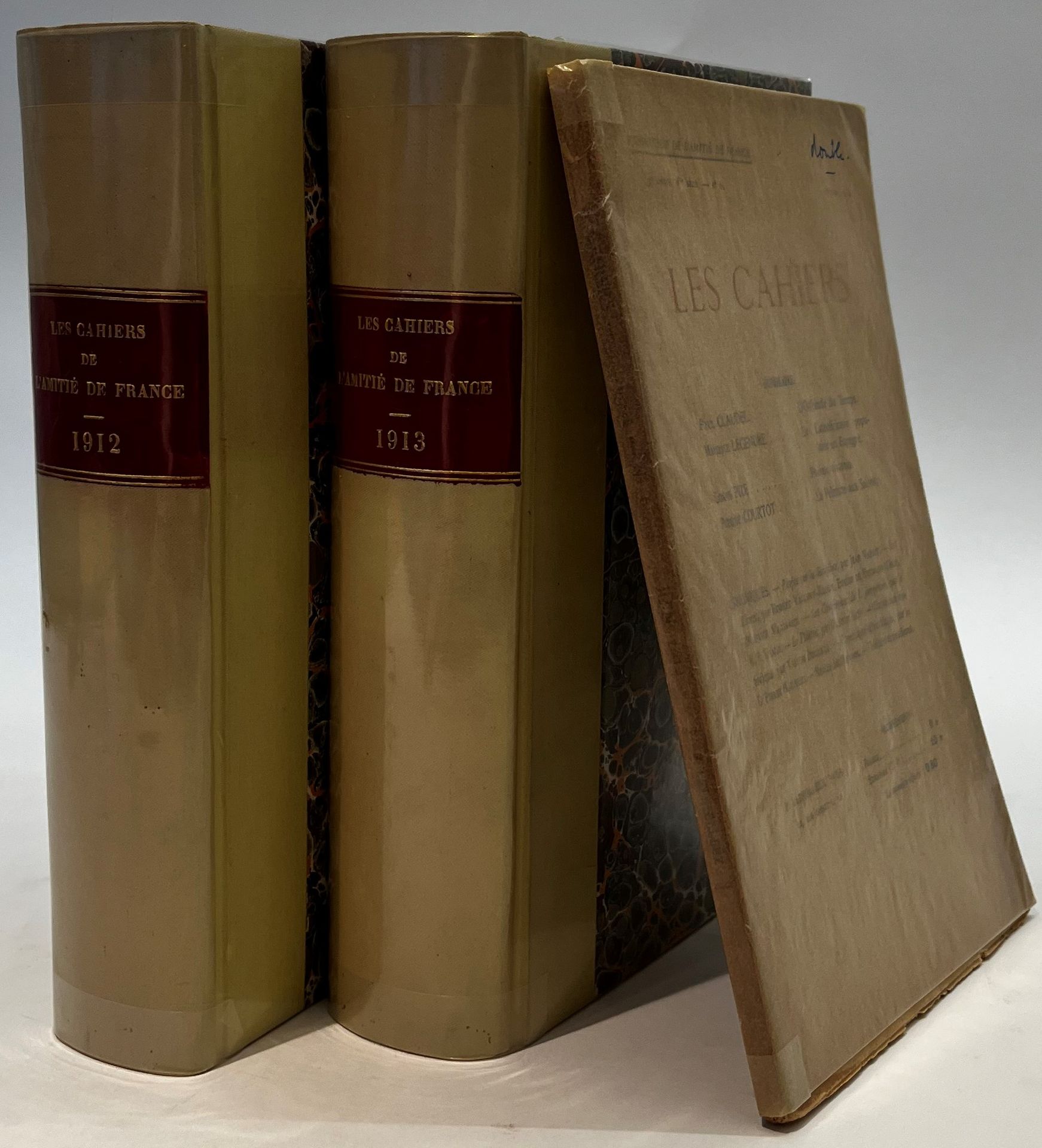 LES CAHIERS DE L’AMITIÉ DE France
1ère année : n° 1, janvier 1912-n° 8, décembre 1912 ; 2e année : n° 1, janvier 1913-n° 8, décembre 1913.
Les Cahiers de l’Amitié de France étaient un dédoublement de L’Amitié de France qui vécut du n° 1 (1907) au n° 4 (1916-1917). Devient Les Cahiers en 1914.
Paris, Gabriel Beauchesne & Cie, Éditeurs, Directeur : Georges Dumesnil, Rédacteur en chef : Robert Vallery-Radot, Administrateur-Gérant : François Mauriac. Textes de Émile Baumann, Eusèbe de Brémond d’Ars, Paul Claudel, Georges Dumesnil, René Fernandat, Ernest Hello, Francis Jammes, André Lacaze, Henri Lacordaire, André Lafon, Louis Le Cardonnel, François Mauriac, Pierre Nothomb, Coventry Patmore, Robert Vallery-Radot. Collection complète. 16 numéros en 16 livraisons en 2 vol. in-8 reliés. Notes manuscrites de Vasseur (3 ff.). Joint : – 1 photographie originale de Louis Le Cardonnel ; – Les Cahiers, n° 6, 15 juin 1914.