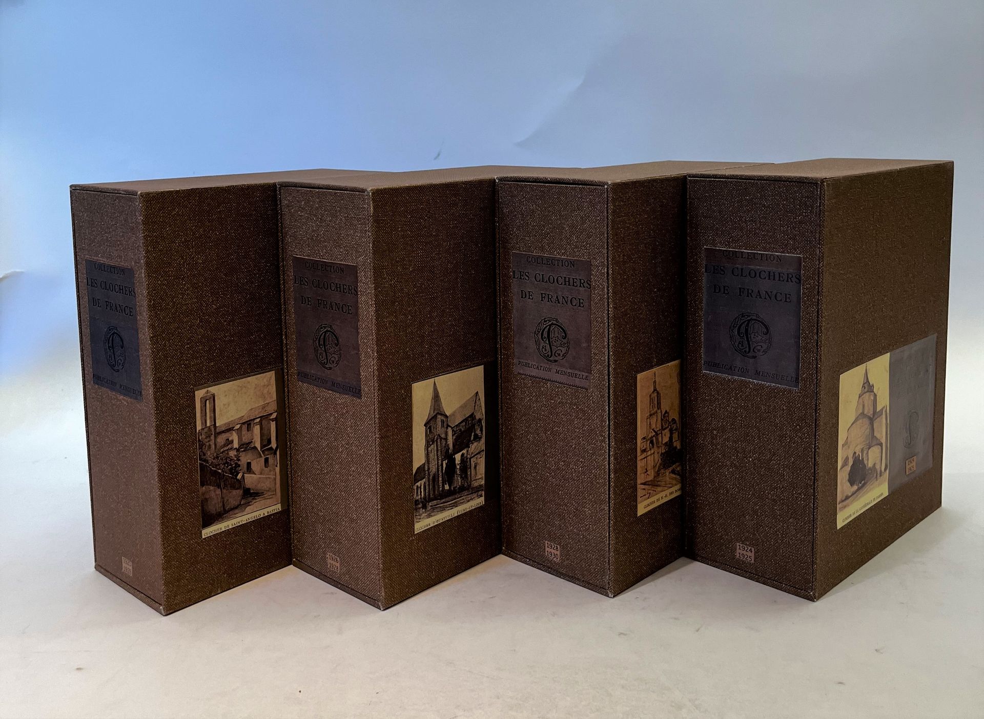 LES CLOCHERS DE FRANCE
N° 1, juillet 1924-n° 32, 1930. Un des 100 ex. num. puis 50 sur Rives. Paris, J. Peyronnet & Cie, Éditeurs. Textes de M.-L. Aubrussaye, Maurice Besson, A. Blanc-Péridier, Maurice Bocate, Marius Boisson, Maurice-Pierre Boyé, Félix Chapiseau, Charles Clerc, Guy Deschaumes, Henri Flach, Alexandre Guinle, René Herval, Jehan d’Ivray, Alphonse Jouet, Général Jullian, Claude Laforêt, Jean-Charles Legrand, P. Lepaysant, Maurice Ligot, Frédéric Mistral (neveu), Paul Morel, Alfred Mortier, Henri de Noussanne, Raymond Peyronnet, Henriette Régnier, Émile Ripert, Achille Segard, René Vanlande. Collection complète. 32 numéros en 32 livraisons petit in-8 carré brochés sous 4 emboîtages. Le n° 1 porte un envoi autographe signé de Paul Morel. Notes manuscrites de Vasseur (2 ff.).