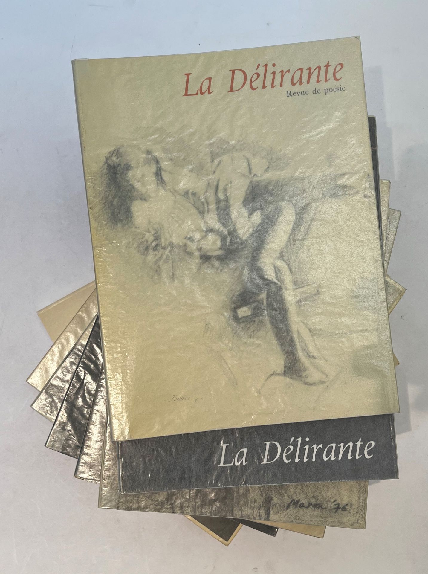 THE DELIBERANT
Poetry magazine
No. 1, July-September 1967-No. 8, Summer 1982. No. 9 (autumn 2000) is missing. Paris, Director: Fouad El-Etr. Texts and illustrations by André Ady, Francis Bacon, Matsuo Bashô, Balthus, José Bergamin, Jorge Luis Borges, Joseph Brodsky, Emil M. Cioran, René Daumal, Léon-Paul Fargue, Armel Guerne, Christian Gabrielle Guez Ricord, Hugo von Hofmannsthal, Ipoustéguy, Philippe Jaccottet, Max Jacob, Betsy Jolas, Ernst Jünger, Fouad Gabriel Naffah, Novalis, Olivier O. Olivier, Octavio Paz, Henri Pichette, Rainer Maria Rilke, Jean-Paul Riopelle, François Rouan, Georges Schéhadé, Sam Szafran, Henri Thomas, Roland Topor, Georg Trakl, Giuseppe Ungaretti, etc. Illustrations by Balthus, Gérard Barthélémy, Ipoustéguy, Raymond Mason, Olivier O. Olivier, Sam Szafran, Roland Topor, etc. 8 numbers in 7 issues in-8 bound. Joint: - 1 exhibition catalog on La Délirante (Centre Georges Pompidou, 1982-1983).