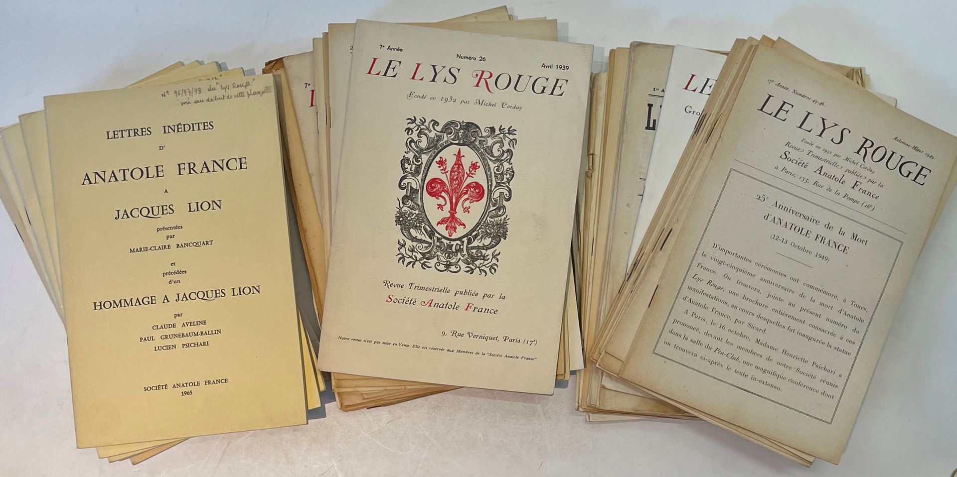 LE LYS ROUGE
Groupe d’admirateurs d’Anatole France
N° 1, 1er janvier 1933-n° 104, 1968 ; Nouvelle série : n° 1, novembre 1969-n° 3, mars 1975. Les n° 96-98 et 99-104 ne portent pas le titre Le Lys rouge : ce sont des cahiers spéciaux (Lettres inédites d’Anatole France à Jacques Lion et Lettres inédites d’Anatole France à Paul-Louis Couchoud). Le n° 1 de la Nouvelle série suit un fascicule intitulé : « Hommage à Claude Aveline », 1970. Paris, Fondateur : Michel Corday. Textes de Claude Aveline, Marie-Claire Bancquart, Louis Barthou, Léon Carias, Pierre Champion, Michel Corday, Paul-Louis Couchoud, Anatole France, Fernand Gregh, Jean Hennessy, Georges Huard, Armand Lanoux, Jacques Lion, Claude-Roger Marx, Lucien Psichari, Paul Reboux, André Vaquier, etc. 108 numéros en 67 livraisons in-8 brochée.
Devient Les Cahiers Franciens en 1971 :
CAHIERS FRANCIENS
N° 1, 1971-n° 2, 1975.
Textes de Jean Diedisheim, Anatole France, Jacques Suffel.
