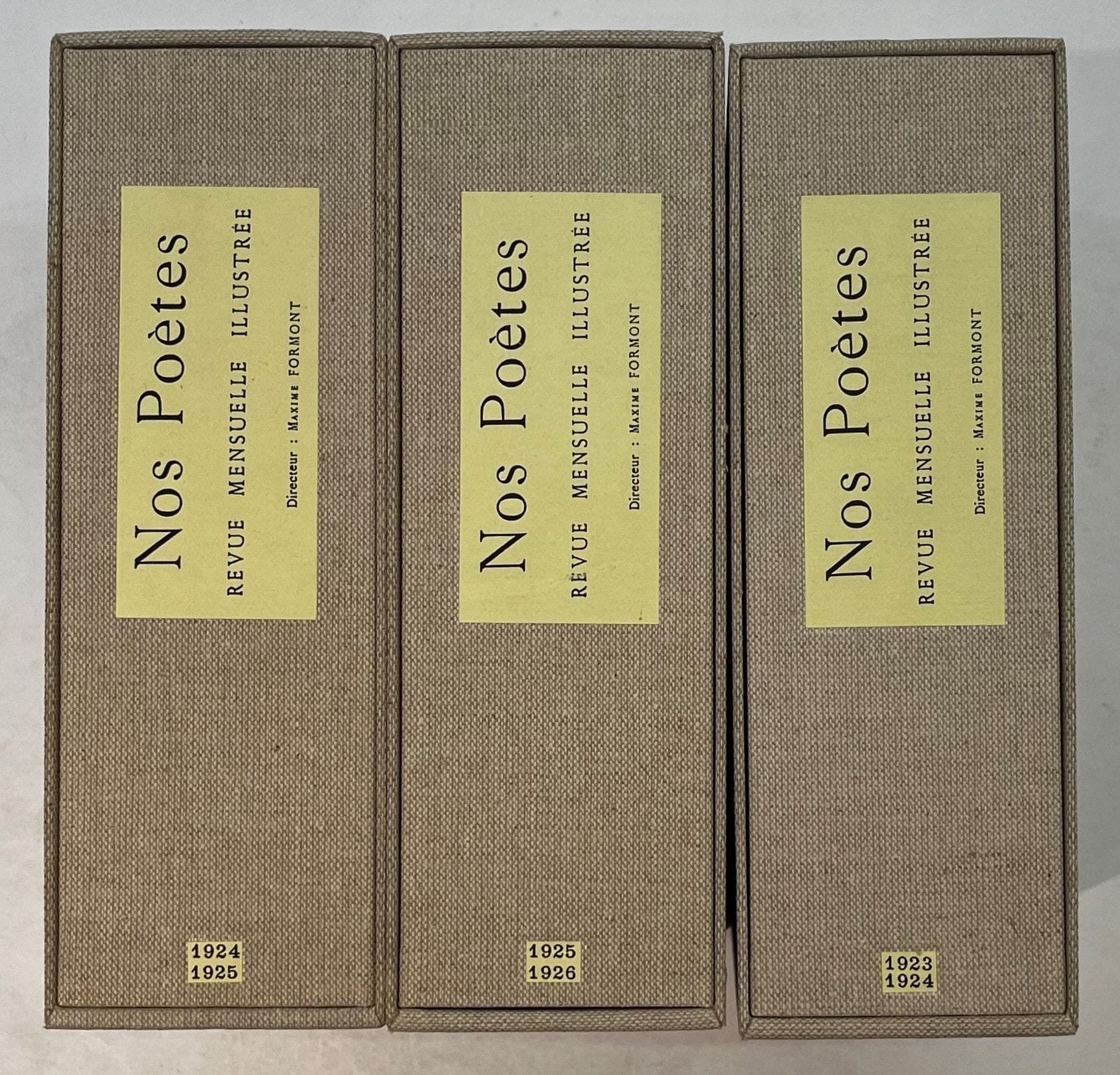 NOS POÈTES
Revue mensuelle illustrée
N° 1, 15 octobre 1923-n° 36, 15 septembre 1926. Paris, Directeur : Maxime Formont. Textes de Théodore de Banville, A. de Bersancourt, François Coppée, Georges Druilhet, Maxime Formont, André Foulon de Vaulx, Anatole France, Fernand Gregh, José-Maria de Heredia, Leconte de Lisle, Tancrède Martel, Francis de Miomandre, Jacques Négrel, M. Odelin, Sully Prudhomme, Ernest Raynaud, Pol Roussel, André Thérive, etc. 36 numéros en 36 livraisons in-12 brochées sous 3 emboîtages. Joint : – Les épreuves d’un article d’Émile Henriot intitulé : « Henri de Régnier » (du 11 / 2 / 1911) dans le n° 29 consacré à Henri de Régnier.
