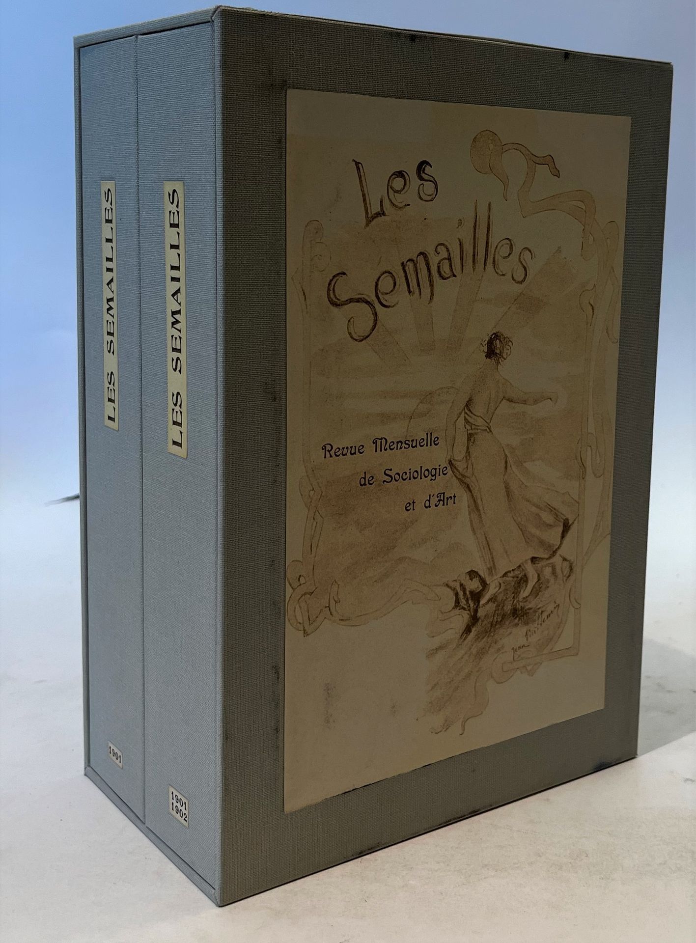 LES SEMAILLES
Revue Mensuelle de Sociologie et d’Art
1ère année, n° 1, 15 mars 1901-n° 10, décembre 1901 ; 2e année : n° 1, 15 janvier 1902-n° 2, 15 février 1902.
Au n° 9 (15 novembre 1901), il est mentionné que « L’Œuvre social [sic] fusionne avec Les Semailles » ; la couverture porte alors en tête « Les Semailles et L’Œuvre social [sic] ». Paris, Directeur : Jean Richou, Secrétaire de rédaction : Paul Dussoulier, puis Léon Cote. Textes de Philippe Curtil, Georges Détré, Paul Dussoulier, René Fauchois, Paul Fleurot, Alfred Gauche, Urbain Gohier, Mécislas Golberg, Maxime Gorki, André d’Hormon, Clovis Hugues, Fernand Pichardie, Jean Richou, Laurent Tailhade, Louis Vuillemin, Émile Zola, etc. 12 numéros en 12 livraisons in-8 brochées sous 2 emboîtages.