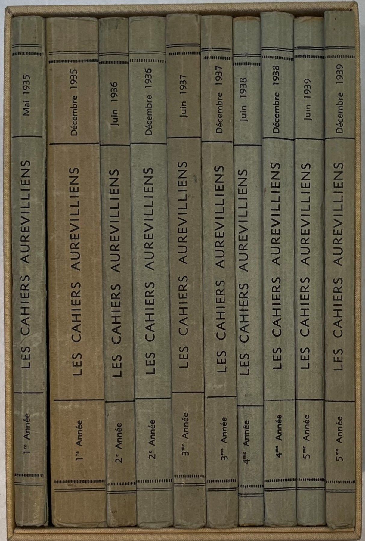 THE AUREVILLIAN NOTEBOOKS
Bulletin of the Barbey d'Aurevilly Society
N° 1, May 1935-N° 10, December 1939. The print run varies according to the number of issues from 250 to 600 copies. Paris, Administrator : Henri Jouvin, Editor : Pierre Artur, Jean de Beaulieu, Jules Bertaut, Jean des Cognets, Robert Cornilleau. Texts by Jules Barbey d'Aurevilly, Jean de Beaulieu, Jules Bertaud, Georges Blaizot, François Coppée, Robert Cornilleau, Jacques Debout, René Dumesnil, Marguerite d'Escola, Henri Jouvin, La Varende, Georges Lecomte, René Martineau, Pierre Mornand, Jean Pommier, H.-A. Quéru, Théophile Silvestre, etc. Complete collection. 10 numbers in 10 issues in-8 bound in slipcase. Handwritten notes by Vasseur (2 ff.). Attached : To the collection : - The booklet Jules Barbey d'Aurevilly by Alcide Dusolier (Paris, E. Dentu, Éditeur, 1862), with an autograph letter signed by the author (the portrait engraved with etching by Alphonse Legros is missing) ; To n° 1 : - 1 L.A.S. from Jean de Beaulieu to Jacques Patin (June 1935); - 1 membership card of the Barbey d'Aurevilly Society; In n° 2: - 1 autograph bill from Jean de Beaulieu to a brother of the Figaro; - 1 clipping from the newspaper Le Constitutionnel; In n° 4: - 4 p. extracted from La Petite revue (December 23, 1866), concerning La Vieille Maîtresse; In n° 8: - The bulletin of the "Comité du Monument Barbey d'Aurevilly".