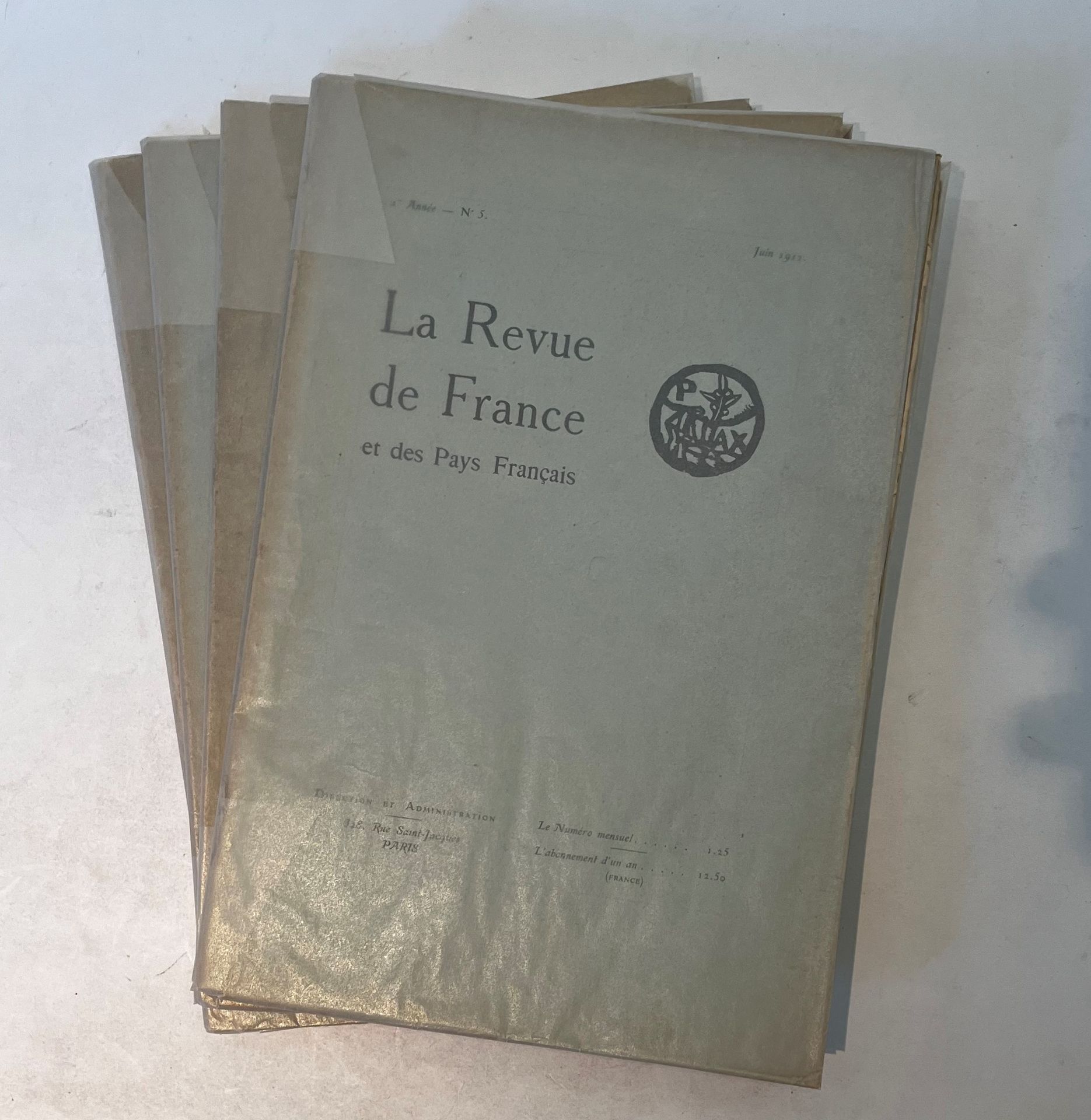 LA REVUE DE FRANCE ET DES PAYS FRANÇAIS
N° 1, février 1912-n° 5, juin 1912.
Il manque le n° 6 / 8, juillet-septembre 1912. La Revue de France et des Pays Français est la fusion en une seule revue mensuelle des Marches du Nord, des Marches de l’Ouest, des Marches du Sud-Ouest et de la Revue du Sud. Paris, Directeur-Rédacteur en chef : Olivier-Hourcade, Co-Directeur : C. Larronde, Secrétaire général : Fr. Dufour, puis Dorsennus. Textes de Roger Allard, Sylvain Bonmariage, Canudo, Paul Claudel, Léon Deubel, Franz Dufour, Charles Guérin, Francis Jammes, René Kemperheide, Carlos Larronde, Paul-Napoléon Roinard, Émile Verhaeren, Francis Vielé-Griffin, Tancrède de Visan, etc. 5 numéros en 4 livraisons in-4 brochées. Rousseurs. Notes manuscrites de Vasseur (1 f.). Joint : – Bulletin de la Société des Amis de Léon Deubel (n° 23, avril 1948) ; – 1 L.A.S. de Eugène Chatot à André Vasseur, avec la réponse de Vasseur à ce dernier.