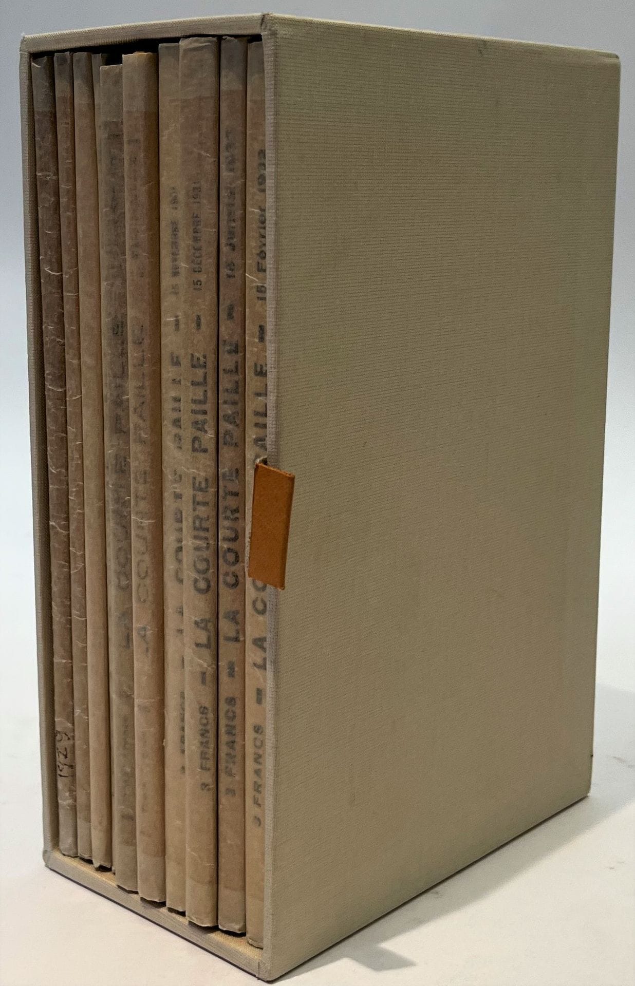 LA COURTE PAILLE
Revue mensuelle des Lettres et des Arts
N° 1, 15 mars 1929-n° 7 / 8, mars-avril 1930 ; Nouvelle série : n° 1, 15 novembre 1931-n° 4, 15 février 1932. Paris, Directeurs : André Flament et Henri Philippon, Rédacteur en chef : Pierre Andreu. Textes de Pierre Andreu, Pio Baroja, Léon Bocquet, André Chamson, Henri Dubief, Raymond Escholier, André Flament, Joseph Fontbernat, Jean Giono, Raymond Hubert, Max Jacob, Henri Philippon, Georges Pillement, Henry Poulaille, Georges Ribemont-Dessaignes, Élie Richard, André Salmon, Roger Vitrac, etc. 12 numéros en 10 livraisons in-8 brochées sous emboîtage.