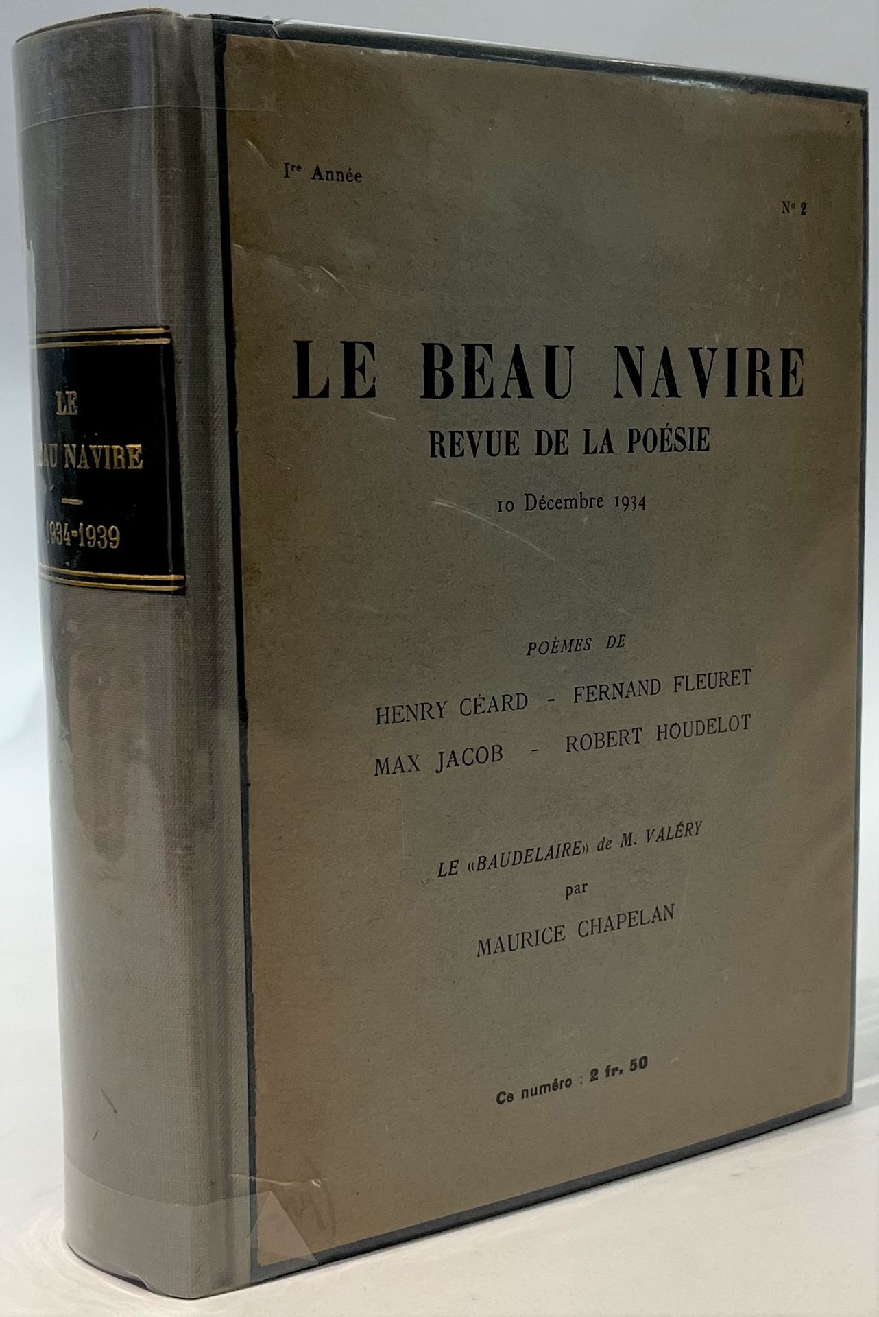 LE BEAU NAVIRE
Revue de la poésie
N° 1, 10 novembre 1934-n° 9, juin 1939. Paris, Rédacteur en chef : Maurice Chapelan, Secrétaires de la rédaction : Robert Houdelot et Lucien Bastard. Textes de Audiberti, Lucien Bastard, Marcel Béalu, Lucien Becker, Jean de Bosschère, Camille Bryen, Francis Carco, Henri Céard, Philippe Chabaneix, Maurice Chapelan, Guy-Charles Cros, Luc Durtain, Luc Estang, Fagus, Fernand Fleuret, Jean Follain, Maurice Fombeure, Ivan Goll, Robert Houdelot, Max Jacob, Yves-Gérard Le Dantec, Armen Lubin, François Mauriac, Fernand Mazade, Vincent Muselli, Gisèle Prassinos, Rolland de Renéville, André Salmon, Jean Tortel, etc. Collection complète. 9 numéros en 9 livraisons en 1 vol. in-12 relié (couvertures conservées). Notes manuscrites de Vasseur (2 ff.). Joint : – 1 carte de visite de Audiberti à Édouard et Marie Dujardin (1er janvier 1939) avec quelques lignes autographes ; – 1 L.A.S. de Audiberti à Édouard Dujardin (23 mai 1938) avec un dessin ; – 1 photo originale inédite de Max Jacob avec Marcel Béalu à Saint-Benoît en janvier 1943.
