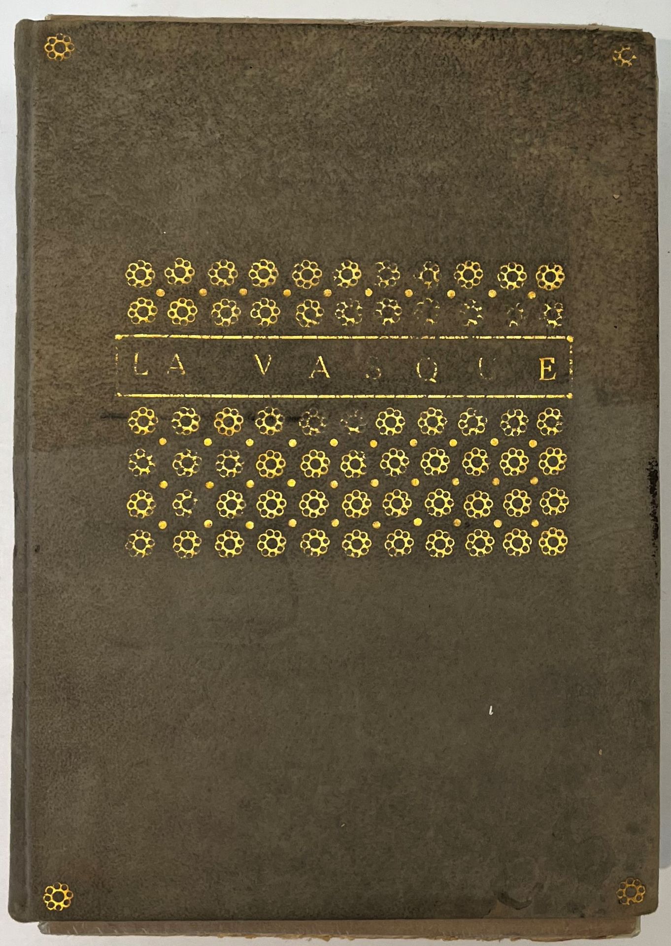 LA VASQUE
Revue mensuelle
N° 1, mars 1912-n° 12, s.d. [février 1913]. Paris, Rédacteur en chef : Jean H. de Rosen, Administrateur : Jean L. Reutlinger puis Marcel Brunnarius. Textes de Marc Chadourne, Jean Cocteau, Marie Dauguet, Lucie Delarue Mardrus, Raoul Desjardins, René Druart, Henri Dutheil, Camille Mauclair, Frédéric Mistral, Joséphin Péladan, Henri de Régnier, Jean H. de Rosen, Albin Valabrègue, Émile Verhaeren, Bernard Zimmer, etc. Collection complète. 12 numéros en 11 livraisons en 1 vol. in-8 relié (reliure d’éditeur ; quelques couvertures conservées). Notes manuscrites de Vasseur (1 f.). Joint : – Le Verbe, Revue d’Art et de Lettres, n.s., n° 7, octobre-novembre 1925, contenant un article de Henri Dutheil : « La Vasque, Jeune Revue ».