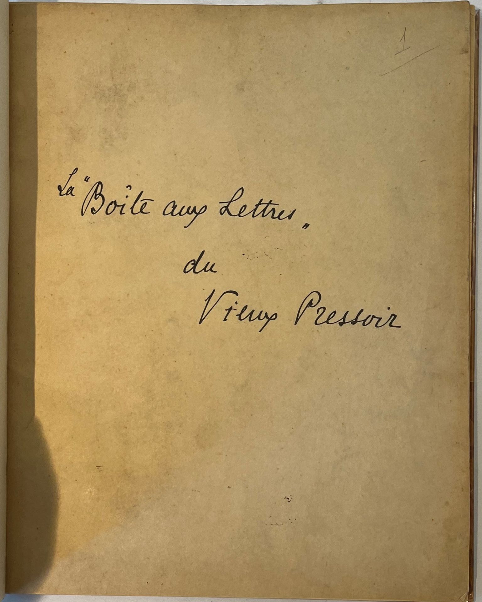 LA « BOÎTE AUX LETTRES » DU VIEUX PRESSOIR
N° 1, mars 1930-n° 3, s.d. [1932]. Tête de collection. A paru jusqu’en 1940 en 12 numéros. Textes de Raoul Audibert, Jean Bélanger, Patrick Bury, Daniel Gallois, Pierre Hourcade, D. Lagache, A. Manera, Pierre Mercier, Ralph Parker, Al. Proca, Marcel Richardot, E. Vasilesco, etc. 3 numéros en 3 livraisons en 1 vol. in-4 relié. Notes manuscrites de Vasseur (2 ff.). Joint : – 1 L.D.S. de W.V. Archawski (mars 1966) ; – 1 L.D.S. de P. Pouthier à en-tête de l’École Normale Supérieure (février 1966).
Le Vieux Pressoir était une belle et grande demeure normande, près de Honfleur, mise à la disposition e garçons en études terminales. La « Boîte aux lettres » du Vieux Pressoir était le trait d’union entre ceux qui avaient séjourné  au Vieux Pressoir, et certains d’entre eux faisaient hommage d’un récit de voyage, de réflexions philosophiques, d’une nouvelle ou d’un poème qui était publié en fac-similé autographe.