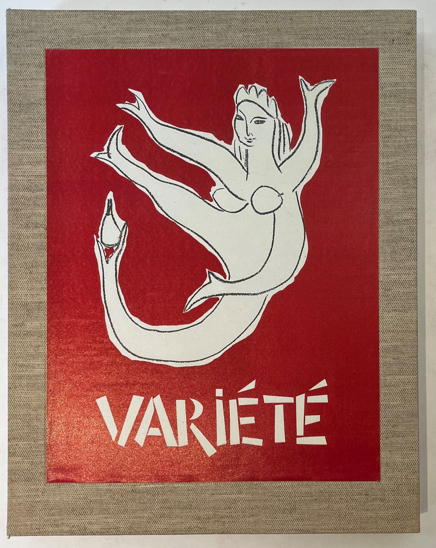 VARIÉTÉ
Revue indépendante des lettres et des arts
N° 1, juillet 1945-n° 3, [juillet-septembre] 1946. Paris, Éditions Variétés, Rédaction et administration : Marie-Aimée Dopagne, Rédacteur en chef : Jacques Doris. Textes de Marcel Arland, Jacques Audiberti, Joë Bousquet, Albert Camus, Maurice Ciantar, Jacques Dopagne, Jean Follain, Vicente Huidobro, Henri Jeanson, Fernand Léger, Antonio Machado, Thierry Maulnier, Jean Paulhan, Louis Pauwels, Jacques Prévert, Jean Prévost, André de Richaud, Pierre Schaeffer, Henri Thomas, Paul Valéry, etc. Illustrations de Georges Braque, Jean Dubuffet, Jean Fautrier, Fernand Léger, André Masson, Henri Matisse, Joan Miró, Modigliani, Pierre Tal Coat, Jacques Villon, Léon Zack, etc. Collection complète. 3 numéros en 3 livraisons in-4 brochées sous emboîtage.
