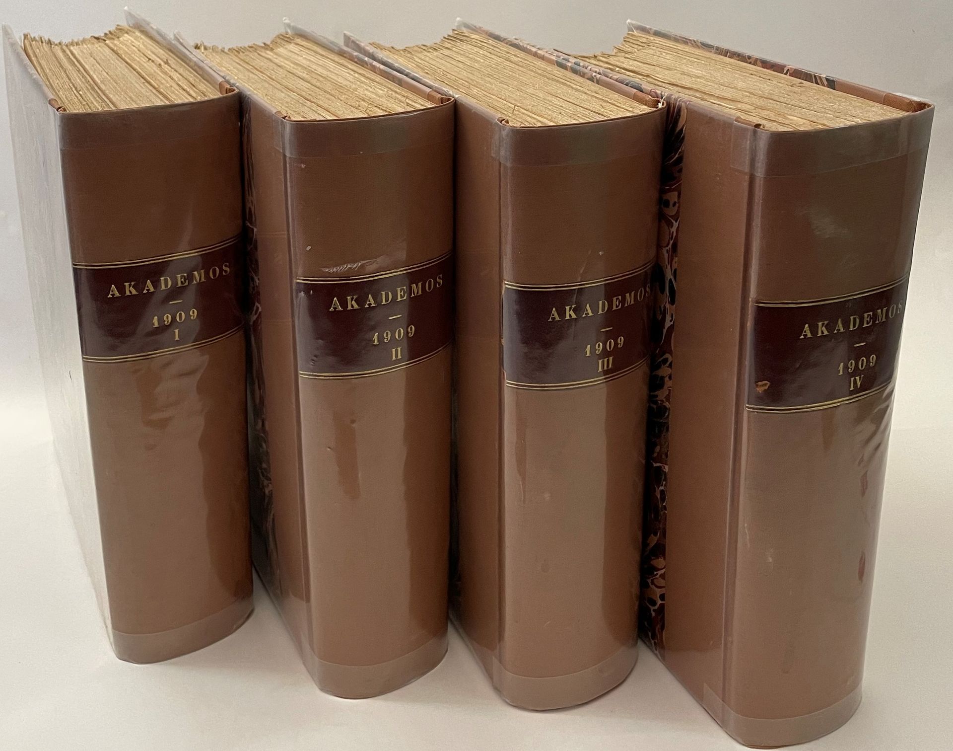 AKADEMOS
Revue mensuelle d’Art libre et de Critique
N° 1, 15 janvier 1909-n° 12, 15 décembre 1909. Paris, Chez A. Messein, libraire-éditeur, Directeur : Jacques d’Adelsward Fersen. Textes de J. Antoine-Orliac, Henri Barbusse, Paterne Berrichon, Jules Bois, Jean Bouscatel, Tristan Derème, Léon Deubel, André du Fresnois, Maurice Gaucher, René Ghil, Henri Guilbeaux, J.-C. Holl, Tristan Klingsor, Ernest La Jeunesse, Gabriel de Lautrec, Abel Léger, Legrand-Chabrier, Louis Mandin, F.-T. Marinetti, Francis de Miomandre, Jean Moréas, John-Antoine Nau, Maurice de Noisay, Julien Ochsé, Joséphin Péladan, Edmond Pilon, Ernest Raynaud, André Salmon, Valentine de Saint-Point, Robert Scheffer, Arthur Symons, Laurent Tailhade, Émile Verhaeren, Tancrède de Visan, Renée Vivien, Colette Willy, etc. Héliogravures (en quatre états) de G.-A. Bazzi, Luini, Gustave Moreau, Pollajuolo, Raphaël, Ribera, Rubens, Sarluis, etc. Magnifiques exemplaires sur Japon à grandes marges. Collection complète. 12 numéros en 12 livraisons en 4 vol. grand in-8 reliés (couvertures conservées). Notes manuscrites de Vasseur (3 ff.).