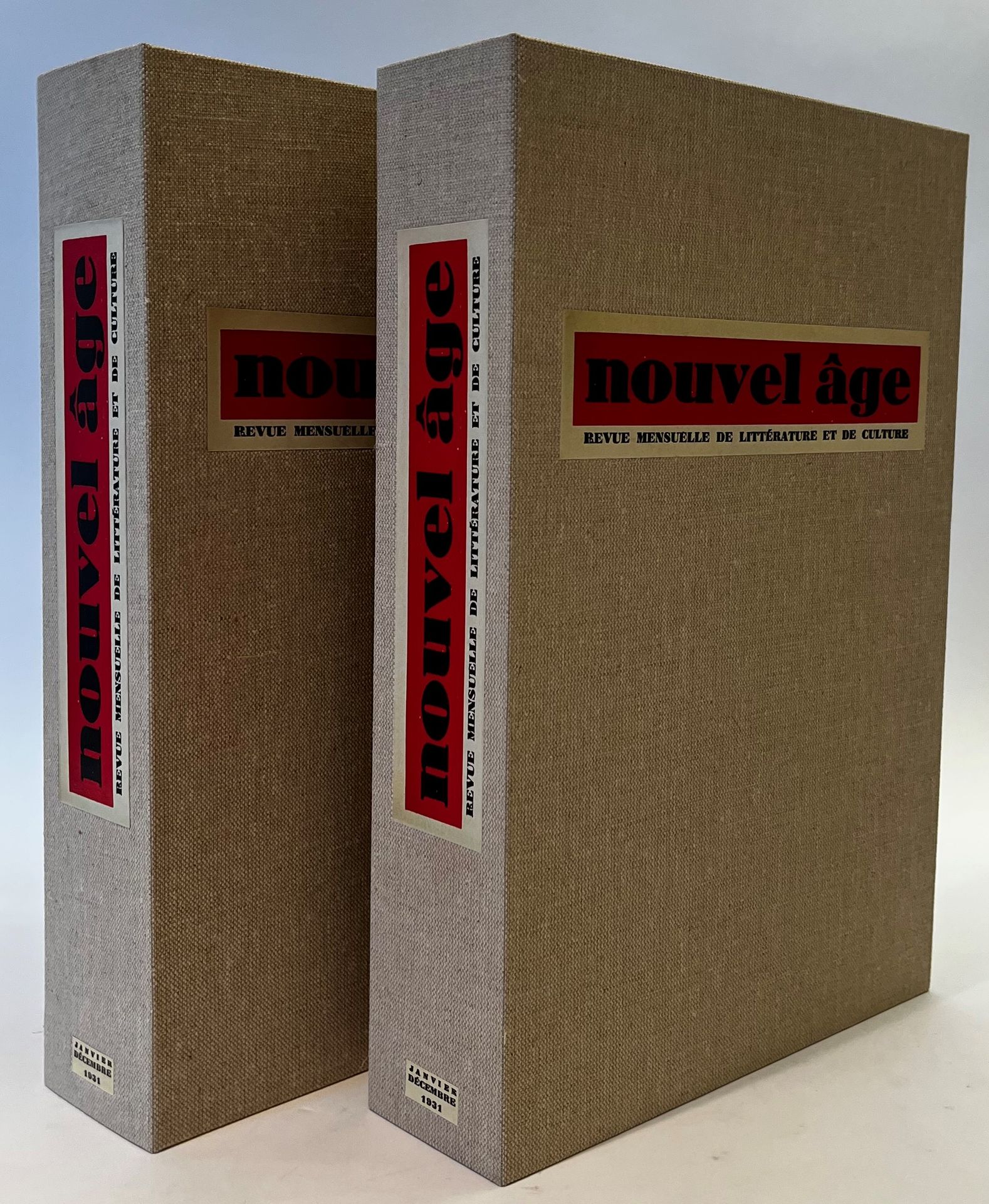 NOUVEL ÂGE
Revue mensuelle de littérature et de culture
N° 1, janvier 1931-n° 12, décembre 1931. Remplacée en 1932 par le Bulletin des Écrivains Prolétariens. Paris, Librairie Valois, Rédacteur en chef : Henry Poulaille, Comité de rédaction : Eugène Dabit, Lucien Gachon, Jean Giono, Lucien Jacques, Édouard Peisson, Tristan Rémy. Textes de Henri Barbusse, Marc Bernard, Blaise Cendrars, Georges Chennevière, Victor Crastre, Eugène Dabit, Joh Dos Passos, Maurice Fombeure, Lucien Gachon, Jean Giono, Henri Guilbeaux, Émile Guillaumin, Louis Guilloux, Knut Hamsun, Lucien Jacques, André Lhote, Boris Pasternak, Édouard Peisson, Georges Pillement, Henry Poulaille, Henri Pourrat, C.-F. Ramuz, Victor Serge, Tristan Rémy, Upton Sinclair, Alexandre Vialatte, Charles Vildrac.  Collection complète. 12 numéros en 12 livraisons in-4 brochées sous 2 emboîtages. Joint : – 2 numéros d’un quotidien : Nouvel âge, quotidien de culture et d’organisation (n° 661 de décembre 1939 et n° 763 de juin 1940) ; – 2 coupures de presse sur Boris Pasternak.