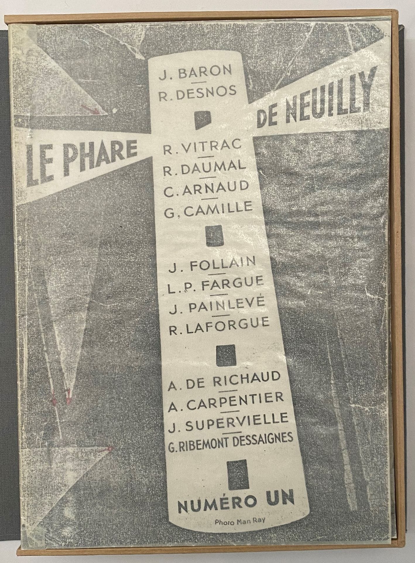LE PHARE DE NEUILLY
Revue Mensuelle
N° 1, 1933-n° 3 / 4, 1933. Neuilly-sur-Seine, Directrice : Lise Deharme, Gérant : Georges Ribemont-Dessaignes. Textes de Céline Arnauld, Hans Arp, Miguel-Angel Asturias, Thérèse Aubray, Nathalie Barney, Jacques Baron, Gottfried Benn, Monny de Boully, Raymond Buchert, Georgette Camille, Alejo Carpentier, Nicole Cazanave, Anacharsis Cloots, Salvador Dali, Paul Dermée, Robert Desnos, Oscar Dominguez, Pierre Drieu la Rochelle, Léon-Paul Fargue, Jean Follain, Benjamin Fondane, Claire Goll, René Guilleret, Lise Hirtz, Eugene Jolas, Marcel Jouhandeau, James Joyce, Jacques Lacan, René Laforgue, P.-J. Launay, D.-H. Lawrence, Éli Lotar, Helen Mac Kay, Jean Painlevé, Petrus-Borel, Raymond Queneau, Georges Ribemont-Dessaignes, André de Richaud, Claude Sernet, Stendhal, Jules Supervielle, Roger Vitrac, Ilarie Voronca, Juan de Zabaleta. Photographies de Brassaï, Davies, Globe, Pierre Keffer, Man Ray, Dora Maar, Lee Miller, Nadar, Llyod Sloane. Couvertures illustrées par Man Ray. 4 numéros en 3 livraisons in-8 brochées sous emboîtage. Joint : – 1 texte photocopié de René Daumal (« Poème à dieu et à l’homme », 1931) qui devait être publié dans la revue et fut remplacé par Pétrus Borel.