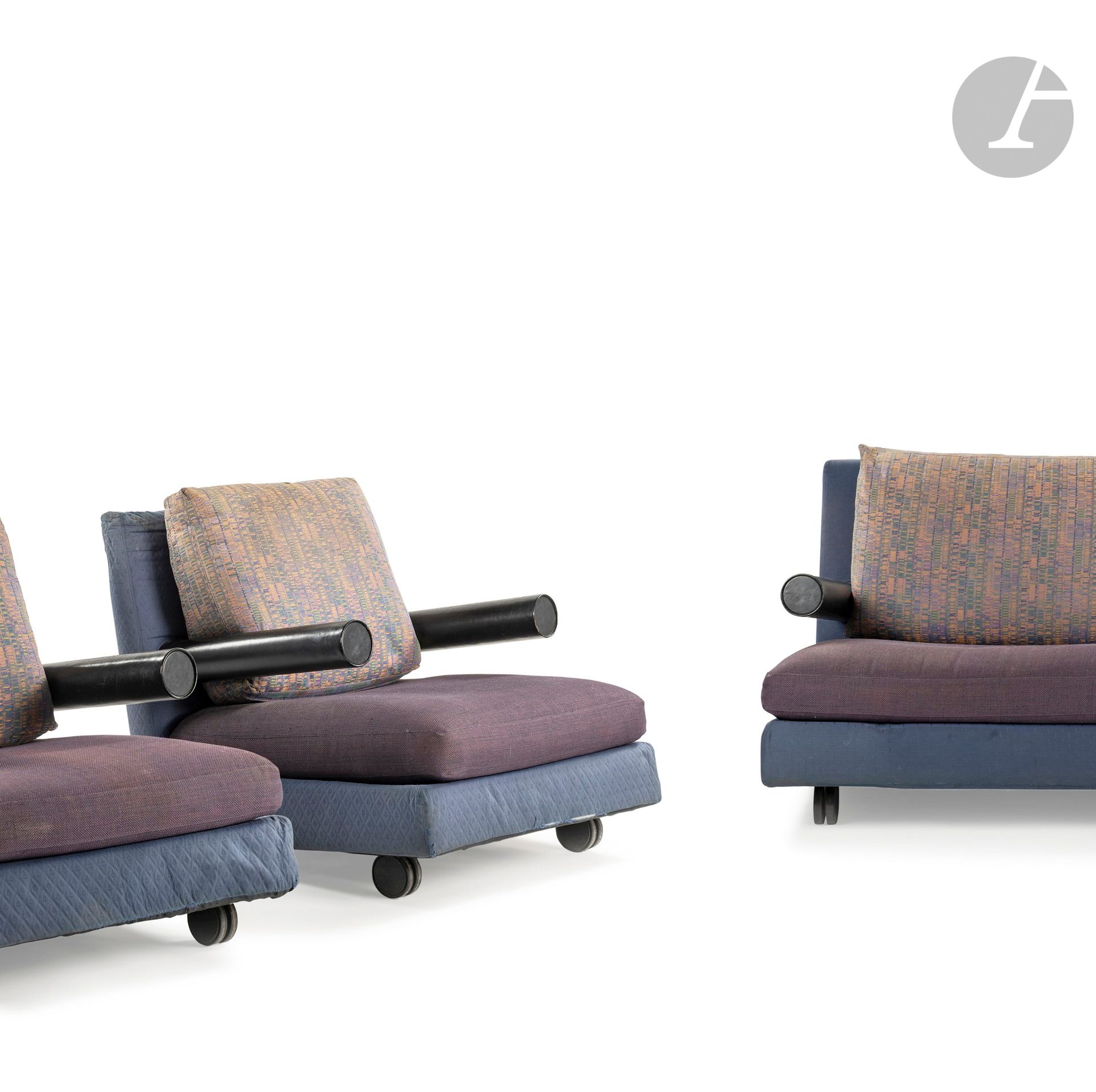 ANTONIO CITTERIO (NE EN 1950) DESIGNER & BB ITALIA ÉDITEUR
Baisity, le modèle conçu en [1989]
Mobilier de salon composé d’un canapé 3 places, un canapé 2 places et d’une paire de fauteuils ; le tout sur roulettes. Les sommiers, les dossiers et les coussins tapissés. Les accotoirs cylindriques gainés de cuir noir. Chaque siège porte le label d’éditeur avec les noms de designer et de modèle. État d’usage, taches sur les coussins, insolations aux parties en cuir. Canapé 3 places : H. 80 cm – L. 214 cm – P. 88 cm - Canapé 2 places : H. 80 cm – L. 178 cm – P. 88 cm - Fauteuils : H. 80 cm – L. 88 cm – P. 88 cm