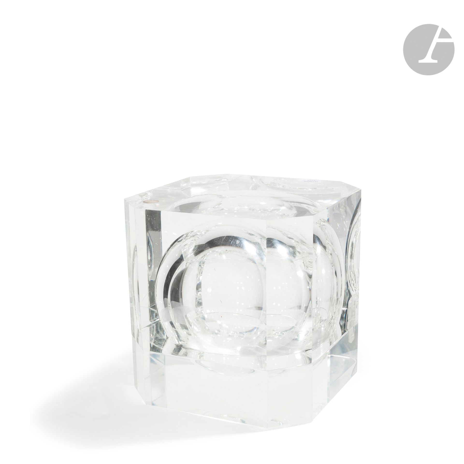 TRAVAIL DES ANNÉES 1970
Seau à glace moderniste et cubique ; le corps à pans coupés, la cavité sphérique, le couvercle sur pivot.  Épreuve en Altuglas. Années 1970. H. 21 cm – L. 21 cm – P. 21 cm
