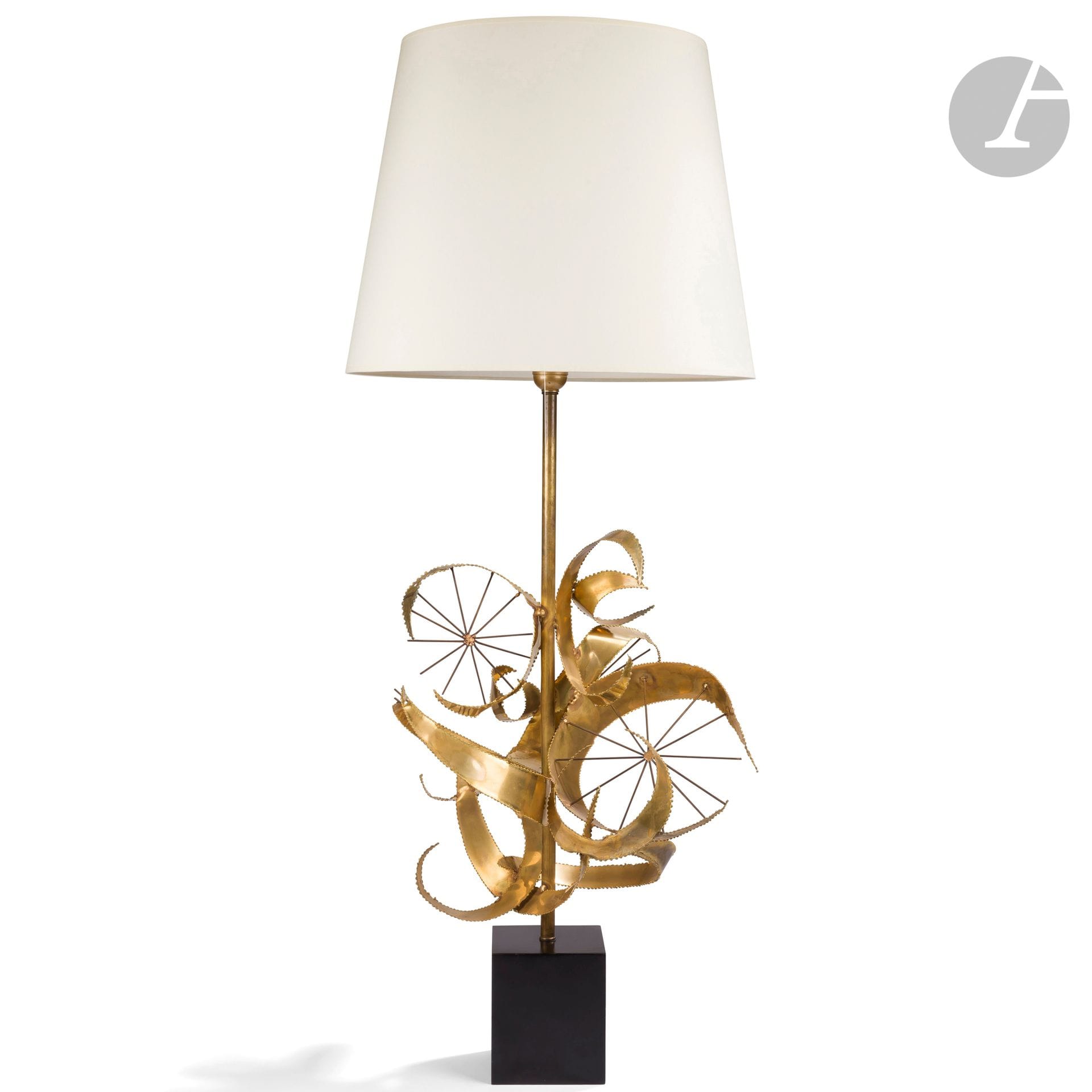 SCULPTOR'S WORK
Homage to Jean Tinguely
Very important lamp of living room; the cylindrical shaft receives the reason title out of cut out brass, brazed and gilded. The base in black lacquered metal. The truncated cone-shaped lampshade in ivory fabric. H. 110 cm