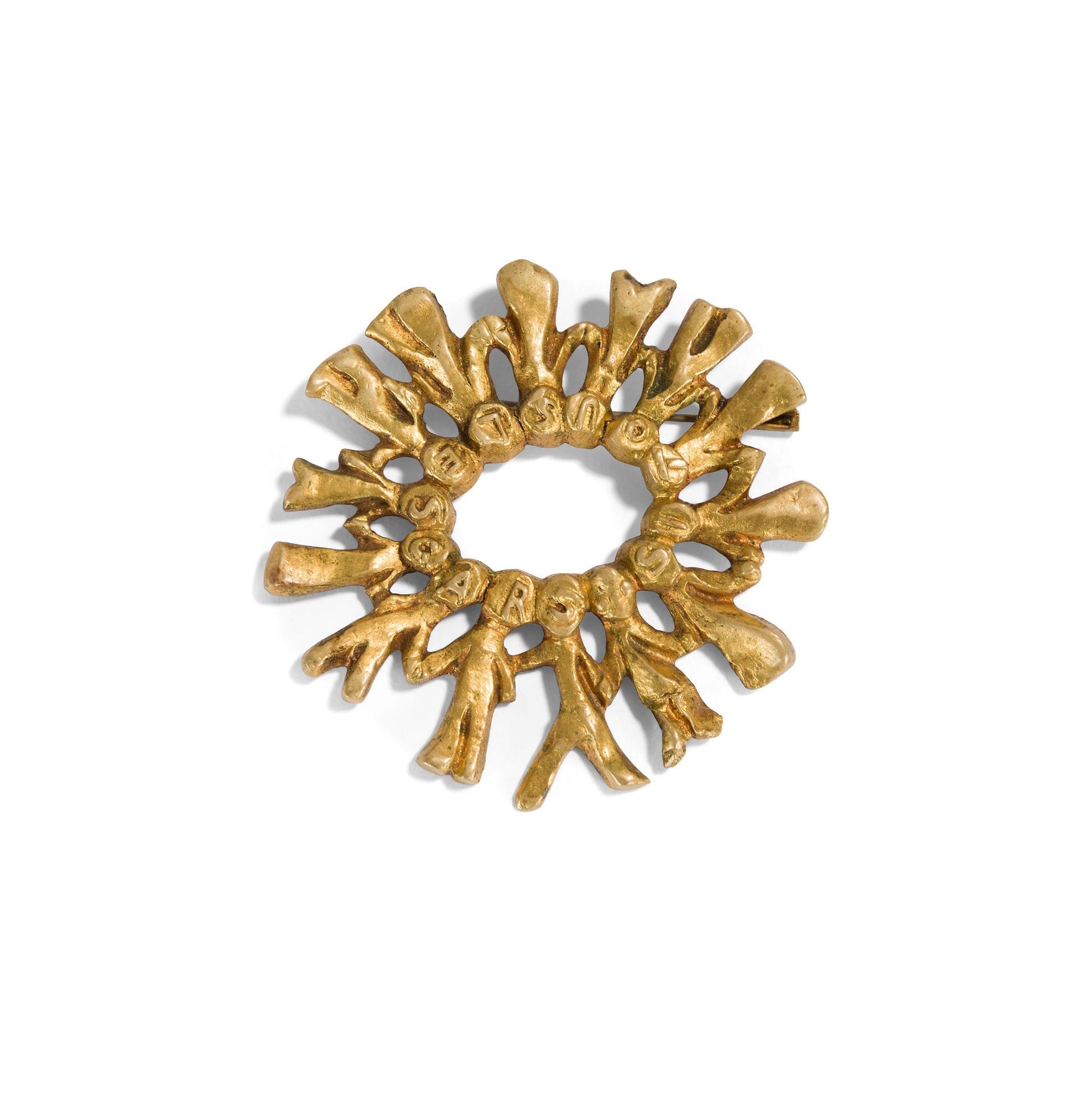 LINE VAUTRIN (1913-1997)
(Si) Tous les gars du Monde (voulaient se donner la main)
Broche. Épreuve en bronze doré. Édition ancienne, années 1950. Non signée. L. 7 cm