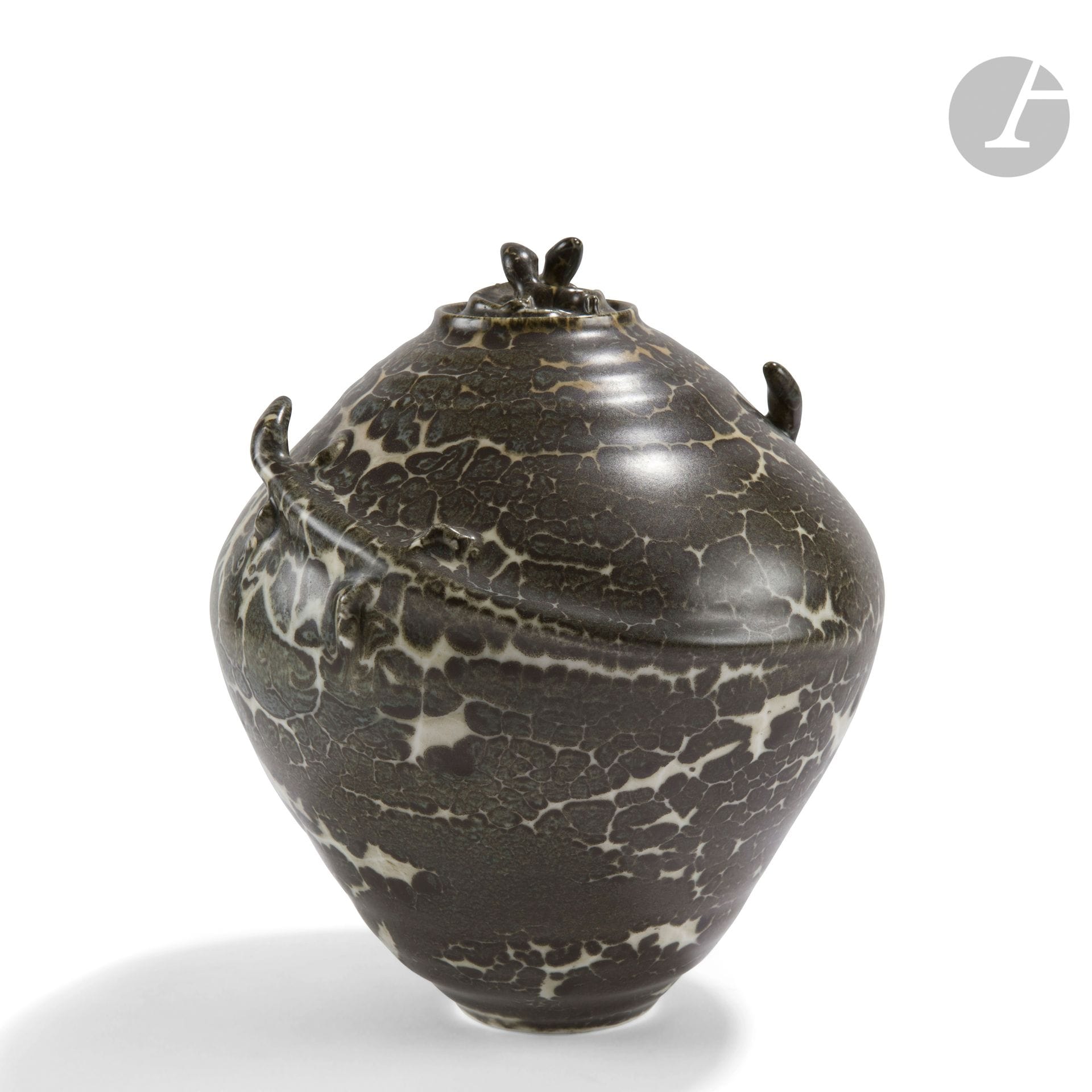 JEAN GIREL (NÉ EN 1947)
Les Lézards
Pot couvert  ; les motifs titre sur l’épaulement et sur le couvercle. Épreuve en porcelaine émaillée polychrome. Signé Jean GIREL sous la base. H. 22 cm – D. 20 cm