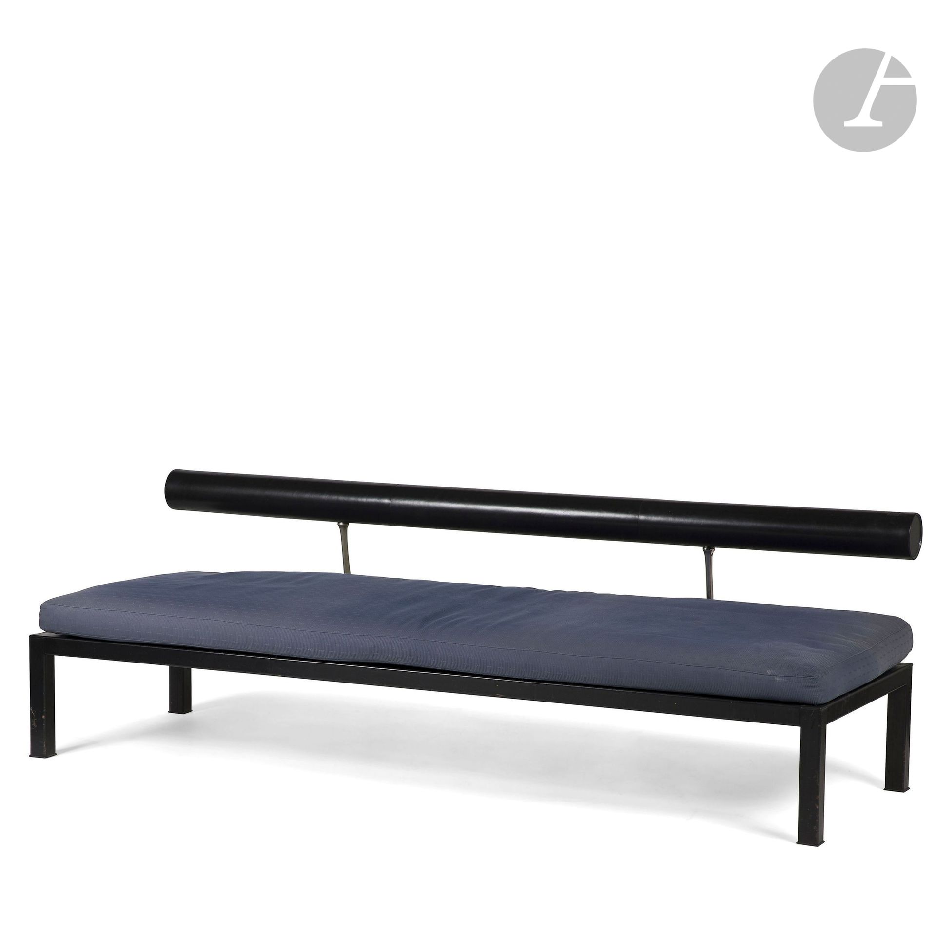 ANTONIO CITTERIO (BORN 1950) DESIGNER &amp; BB ITALIA PUBLISHER
Sity, the model designed in [1986]
Sofa. The structure and the cylindrical backrest covered with black leather. The back legs in polished cast aluminum. The upholstered cushion. Condition of use, stain on the cushion. H. 65 cm - W. 196 cm - D. 70 cm