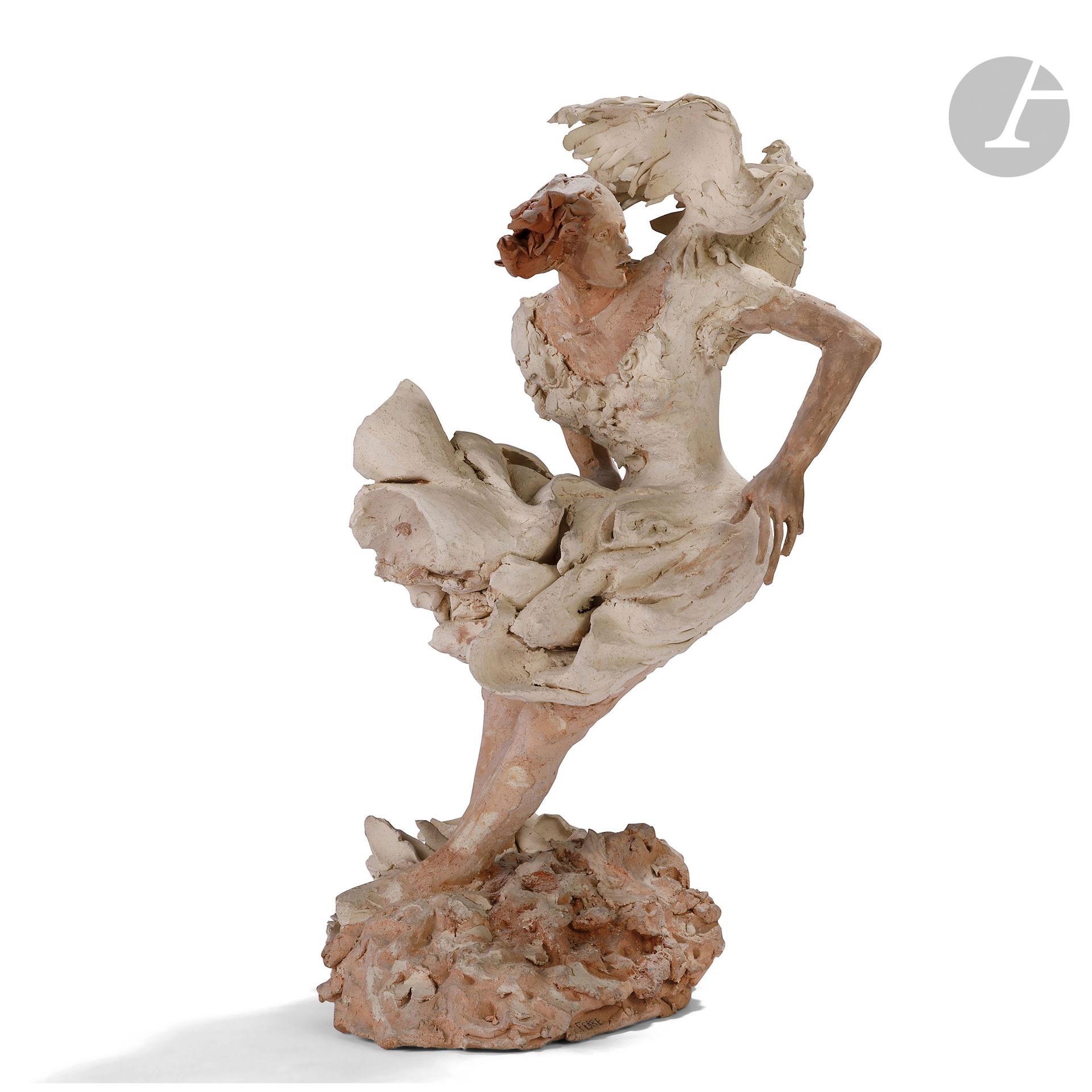 FANNY FERRÉ (NÉE EN 1963)
Jeune femme au vent ; un rapace sur l’épaule
Sculpture. Épreuve en terre-glaise cuite ; rose, beige. Manque l’auriculaire gauche. Signée Fanny FERRÉ sur le tertre. H. 48,5 cm