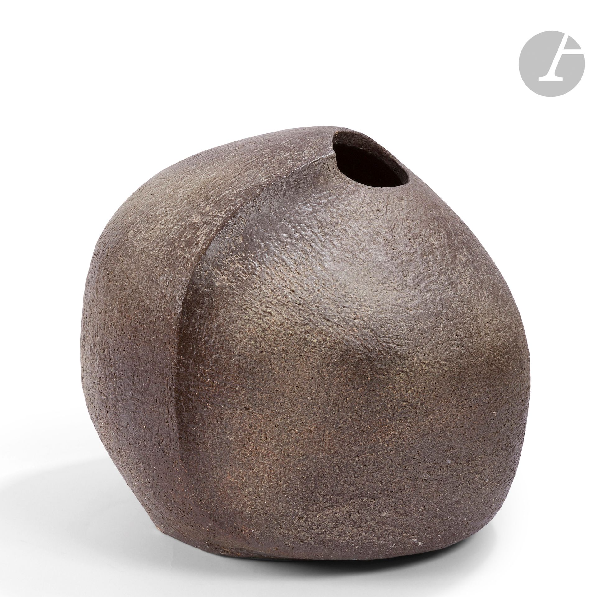 FRANÇOISE BERTHELOT (BORN 1948)
Very important vase. Proof in stoneware. Year 1970. Monogrammed F. B. under the base. H. 32 cm - L. 35 cm - D. 34 cm

Bibliography :
Gilbert Delahaye - Guide des artisans et créateurs de France - Éditions Robert Laffont, Paris, 1976. Our vase reproduced on page 125
