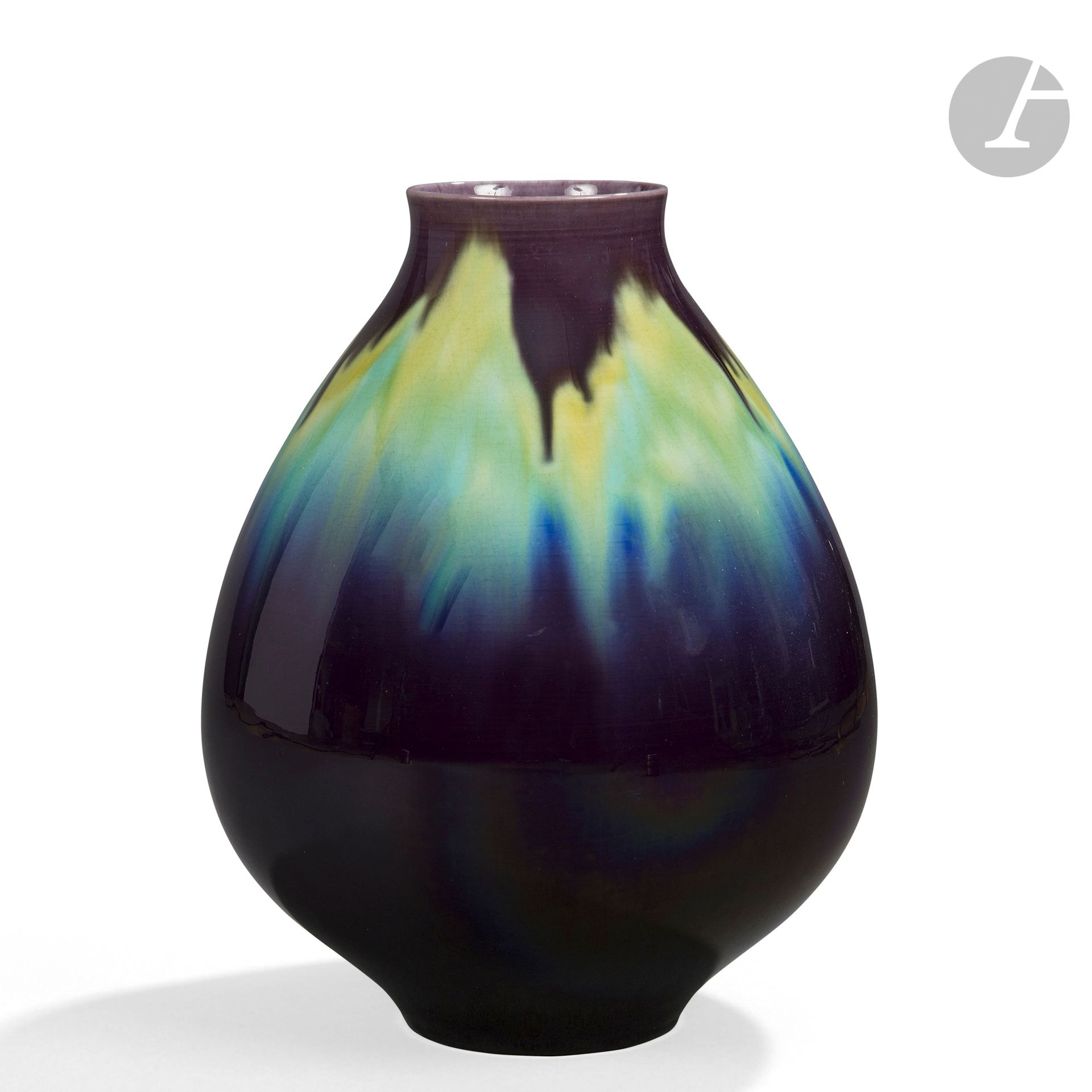 TOKUDA YASOKICHI III (1933-2009)
Kutani 72027
An ovoid vase with a wide ring-shaped neck and resting on a heel. Proof in porcelain (Kutani) enamelled polychrome. Sold in its original wooden box with inscriptions in Japanese characters. Signed in Japanese characters under the base, a photographic document with the reference 72027 inside the wooden box. H. 28,5 cm