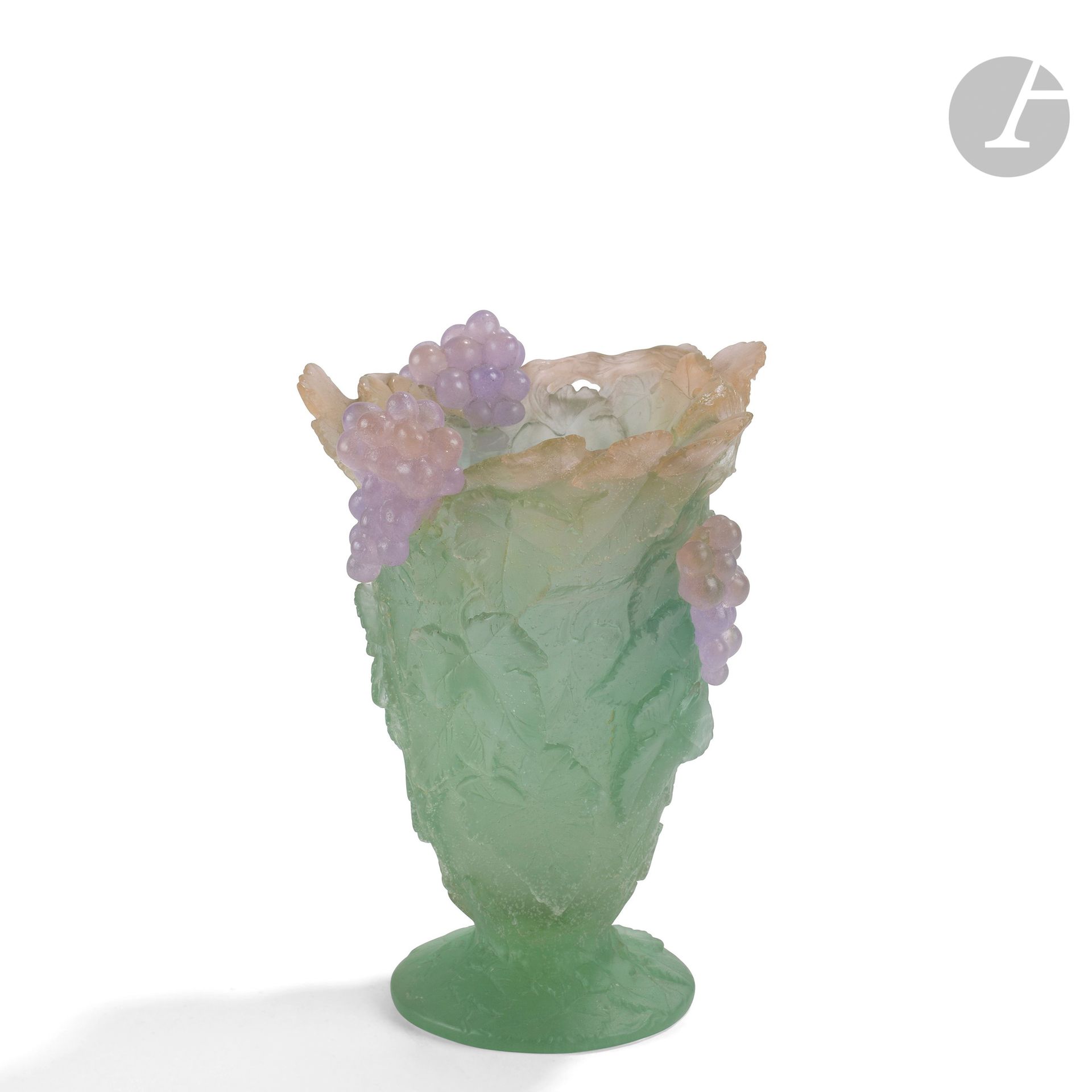 DAUM FRANCE
Pampres
Vase cornet au décor titre en relief et en ronde-bosse. Épreuve en pâte de cristal polychrome ; rose, vert. Signé DAUM France, à la pointe sous la base. H. 22,5 cm