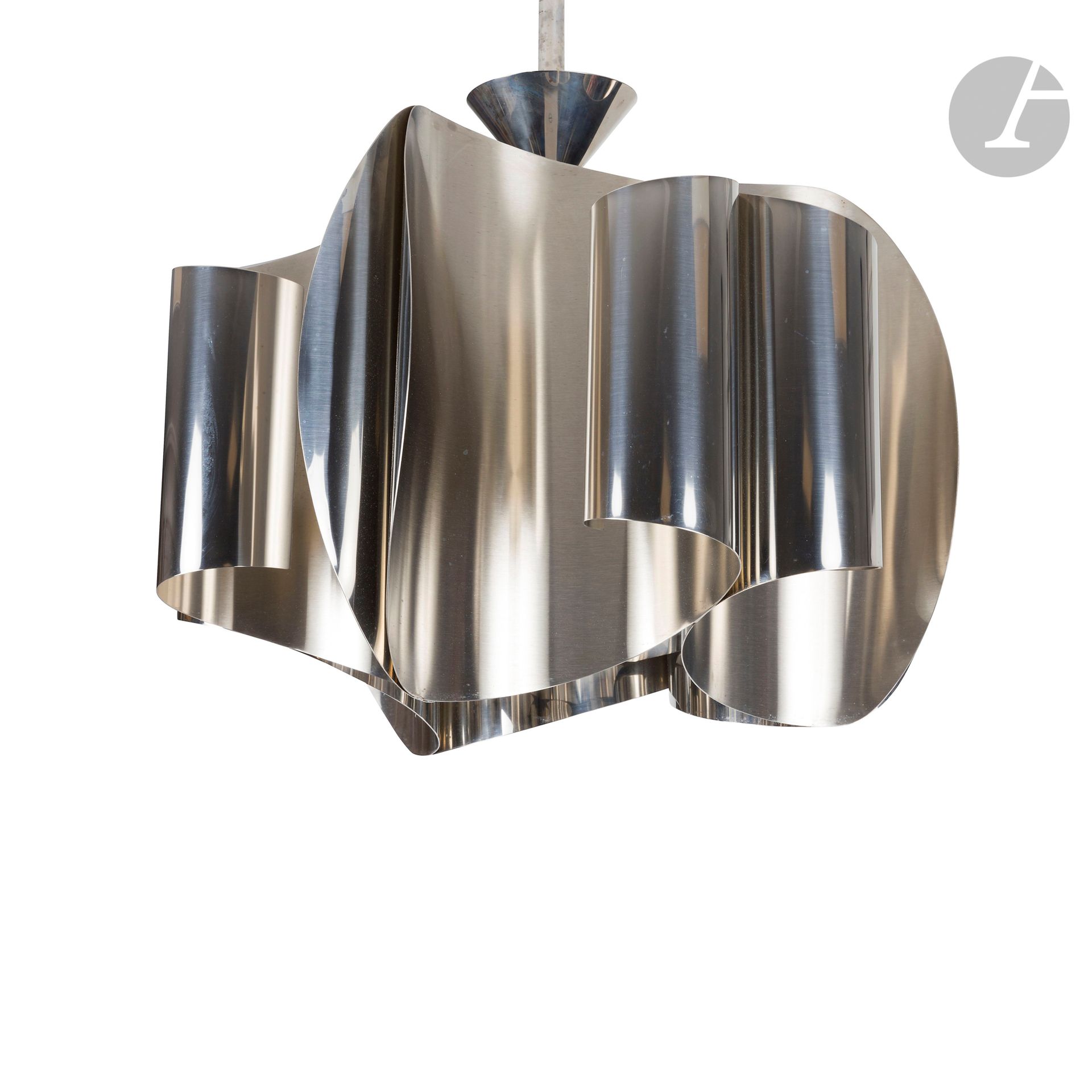 TRAVAIL DES ANNÉES 1970
Suspension à 6 lumières réalisée en feuilles d’inox cintrées. Années 1970. H. 60 cm – D. 55 cm