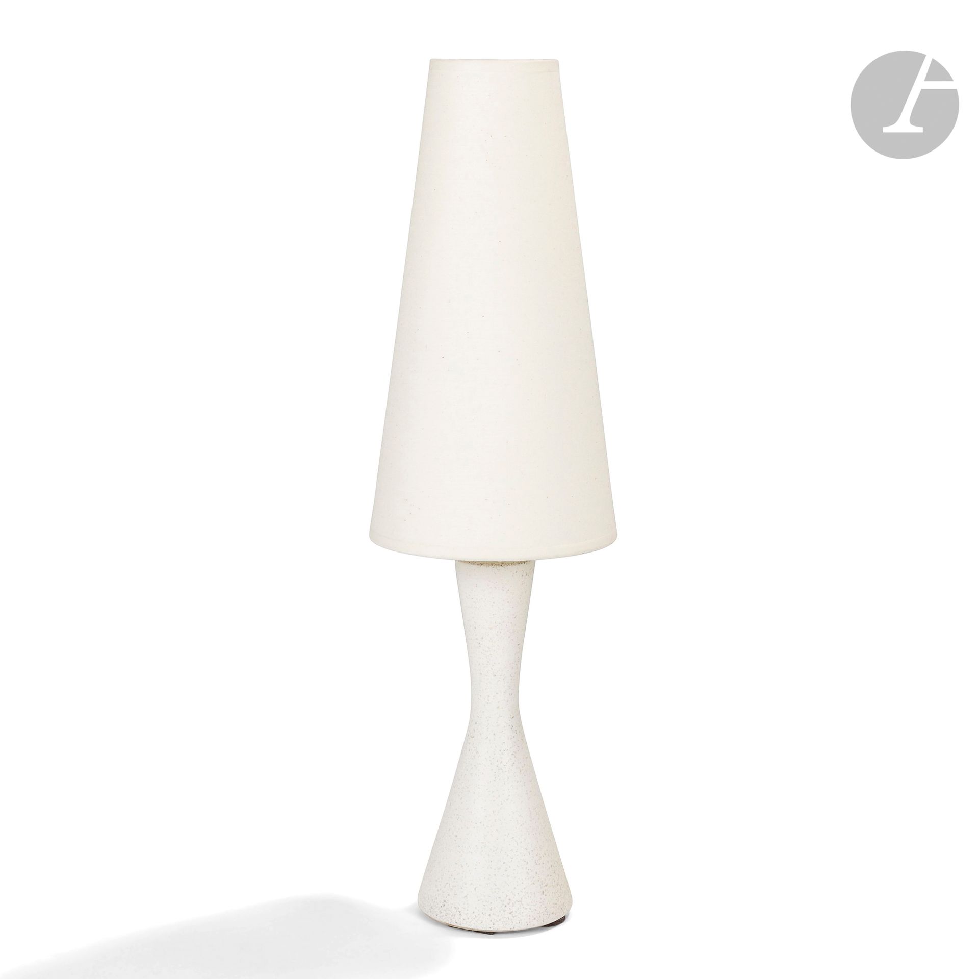 POL CHAMBOST (1906-1983)
1008
Pied de lampe diabolo. Épreuve en céramique émaillée blanc. Années 1950-60. Vendu avec un abat-jour non d’origine. Marqué 1008 au crayon rouge sous la base. H. céramique seule : 21 cm

Bibliographie :
Philippe Chambost, Anne Lajoix, Émilie Bonaventure, Karine Lacquemant, Robert Deblander – Pol Chambost : Sculpteur-Céramiste 1906-1983 (version augmentée) – Somogy éditeur, Paris. Le modèle de notre pied de lampe figurant sur un dessin reproduit et référencé, avec une erreur de numérotation, dans le chapitre consacré aux carnets de dessins.