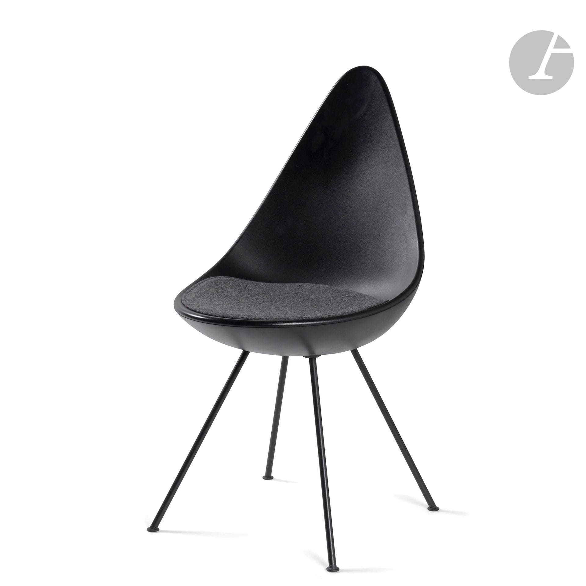 ARNE JACOBSEN (1902-1971) DESIGNER & REPUBLIC OF FRITZ HANSEN ÉDITEUR 
Drop, réédition du modèle créé initialement en [1958], notre épreuve réalisée en 2017
Chaise. La coque en plastique noir. Les quatre pieds en métal tubulaire laqué noir. La galette en feutrine façon flanelle. Marque de l’éditeur avec la mention de designer sous l’assise. H. 88 cm – L. 46 cm – P. 53 cm