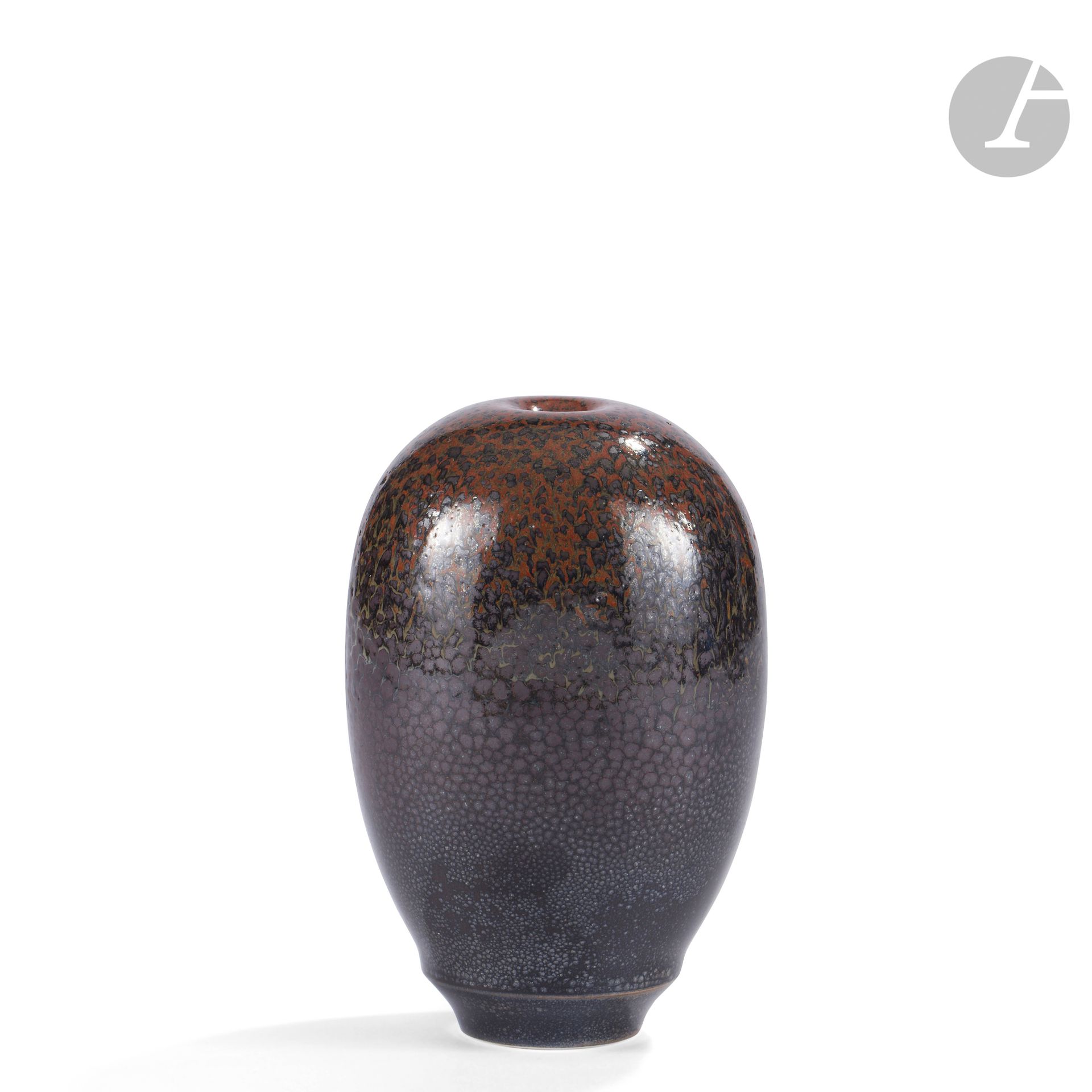 JEAN GIREL (NÉ EN 1947)
Taches d’huile
Vase ovoïde sur talon à très petit col annulaire. Épreuve en céramique émaillée polychrome. Signé Jean GIREL sous la base. H. 14,5 cm