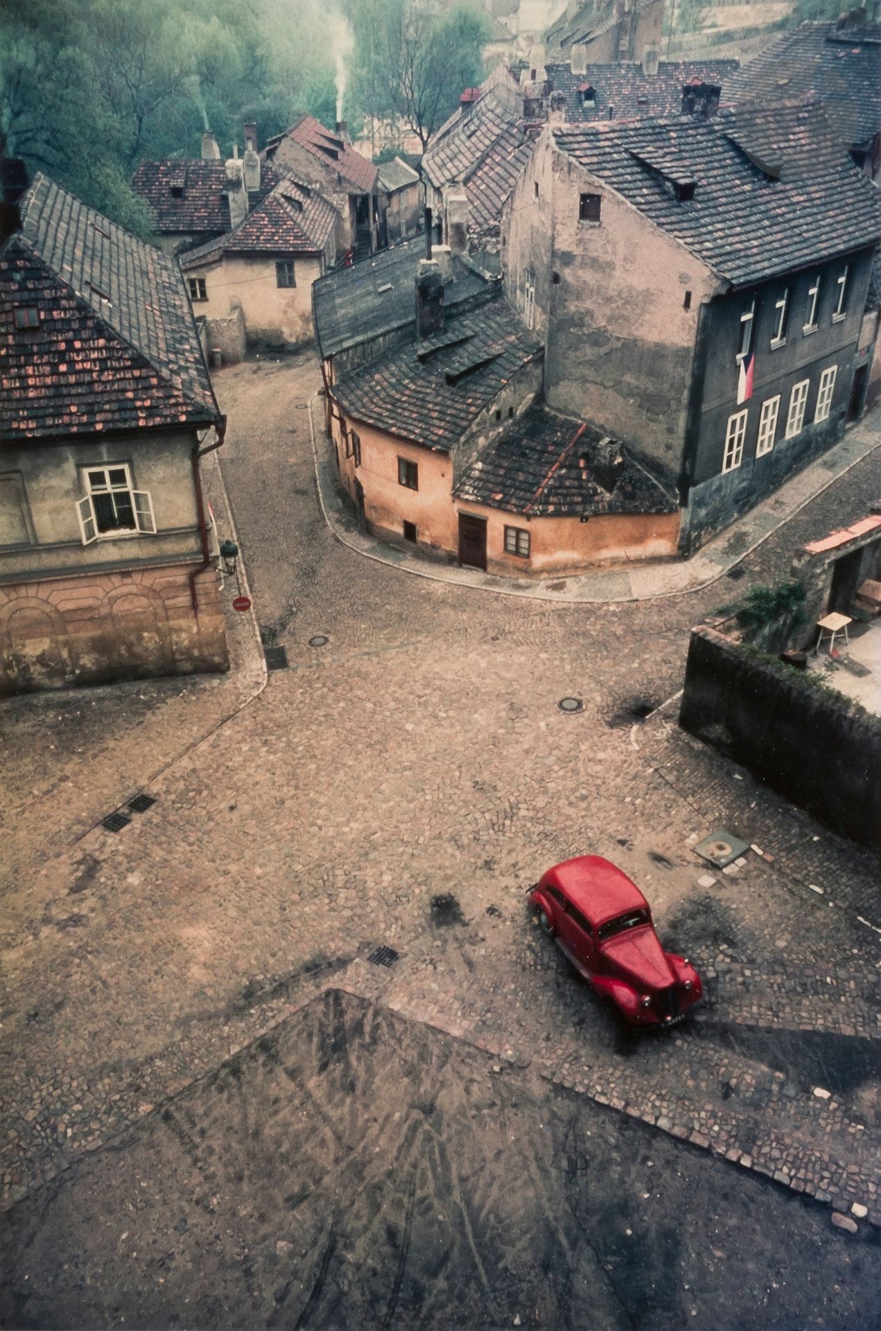 Franco Fontana (1933)
Prague, 1967.
Matt Cibachrome, signed, titled and dated in ink in the lower margin. 
Image: 34 x 22.5 cm / Sheet: 40 x 28.5 cm