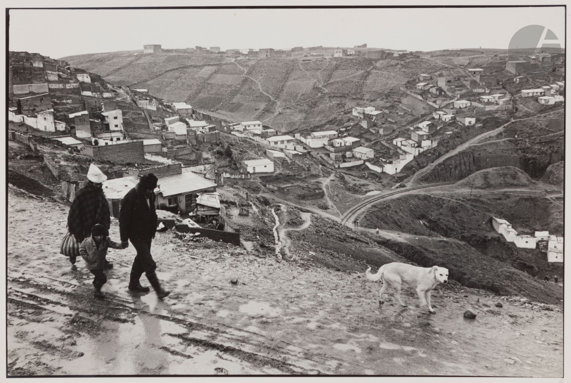 Danny Lyon (1942)
El Alto. Bolivia, 1979.
Vintage silver print. Stamp "© Danny Lyon" and handwritten annotations in pencil on verso. 
Image: 16 x 24.2 cm / Sheet: 20.2 x 25.3 cm