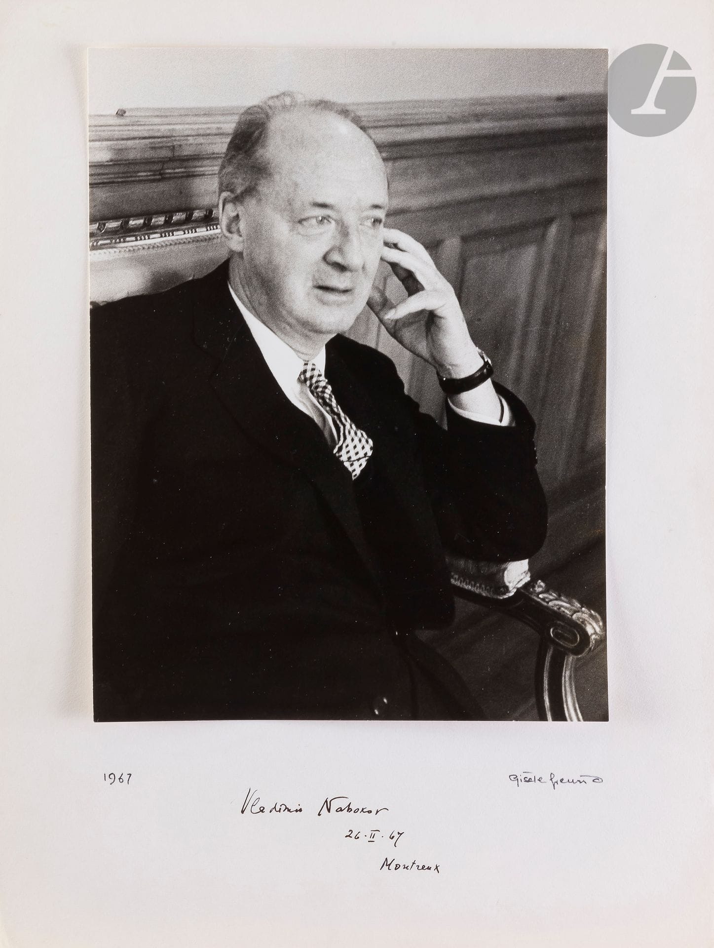 Gisèle Freund (1908-2000)
Vladimir Nabokov. Montreux, 1967. 
Épreuve argentique d’époque sur papier Agfa, montée par le haut sur carton. Tampons « Copyright by - Gisèle Freund » et « Please credit - Gisèle Freund » au verso de l’épreuve. Signature de la photographe, titre, date, et signature de Vladimir Nabokov sur le montage en bas.
29,5 x 23 cm
