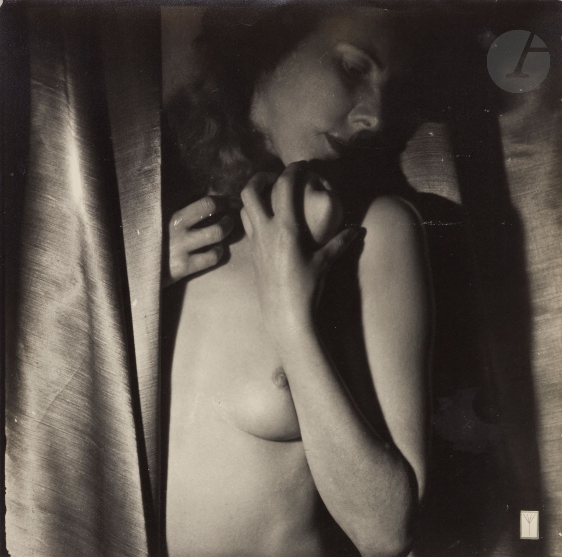 Willy Zielke (1902-1989)
Nu féminin (Leni Riefenstahl ?) à la pomme, c. 1930. 
Épreuve argentique d’époque sur papier Agfa, signée au crayon dans la marge en bas à droite.
Image : 29,4 x 29,8 cm / Feuille : 39,8 x 29,8 cm