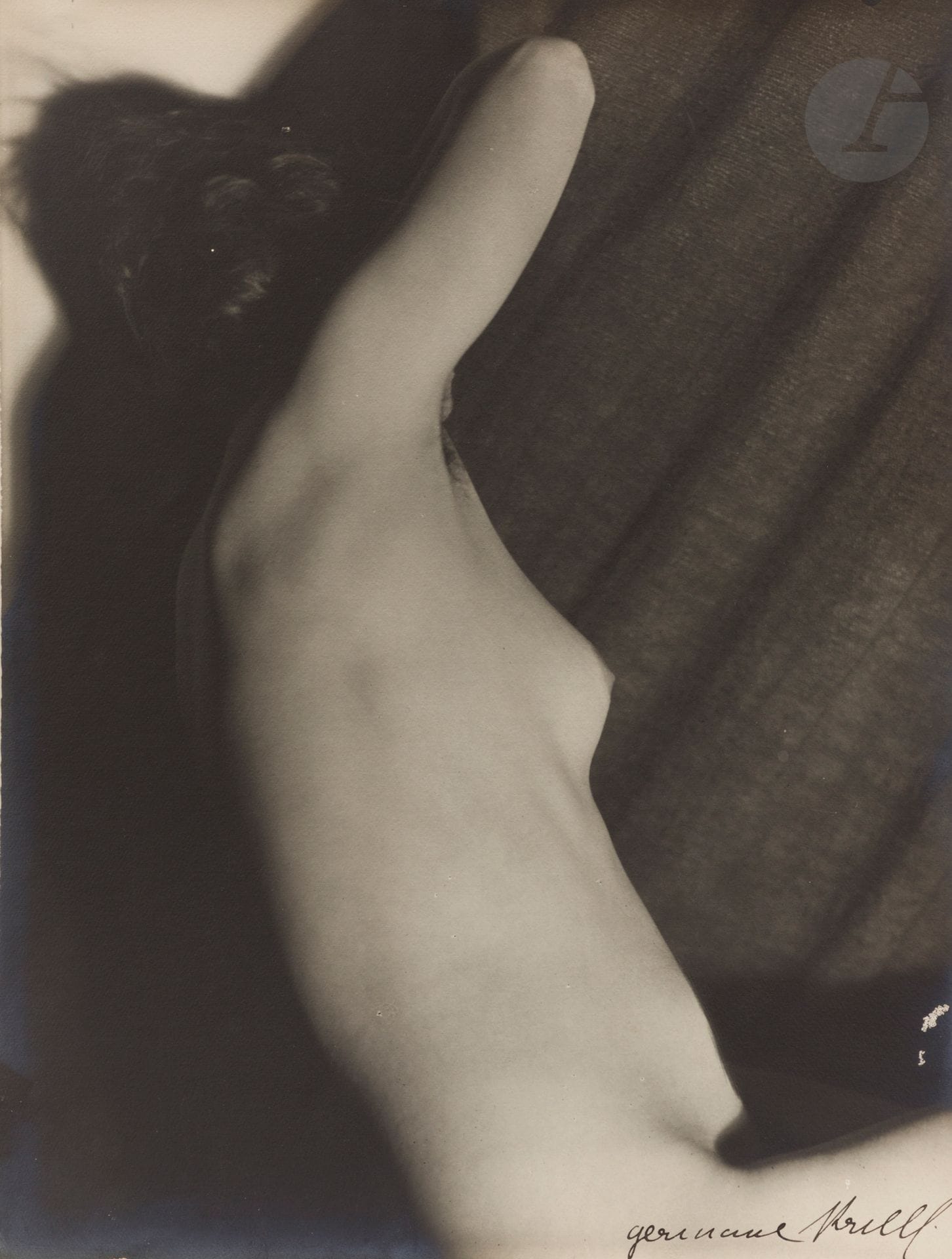 Germaine Krull (1897-1985)
Nu féminin [bras levé], c. 1930.
Épreuve argentique d’époque, signée à l’encre en bas à droite. Étiquette « Juan-les-Pins - 1939 - 67 » au verso.
Image : 39,2 x 28 cm / Feuille : 39,7 x 29,8 cm