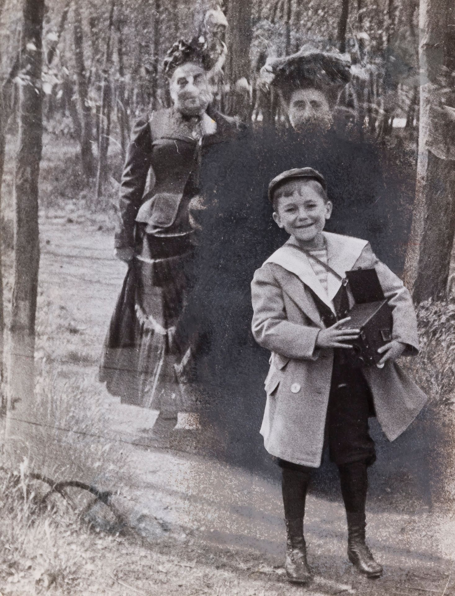 Henri Lartigue (1859-1953) - Jacques Henri Lartigue (1894-1986)
Jacques Henri Lartigue au bois de Boulogne en compagnie de sa mère et de sa grand-mère, 1903. 
Épreuve argentique (c. 1960), rehaussée à la gouache noire (détourage pour publication). Tampon « Photo J-H Lartigue », nombreuses annotations, date et indications de recadrage au verso.
23,8 x 18,2 cm 

 Cette image est présente dans l’album 1902-1904, conservé dans les collections de la Donation Jacques Henri Lartigue.