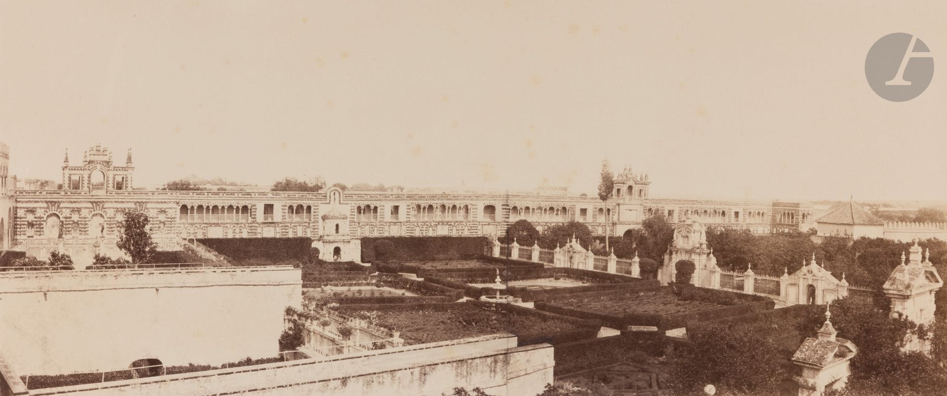 Louis de Clercq (1837-1901)
Séville, 1859-1860. 
Jardin de l’Alcasar (sic). Pl. 25. 
Épreuve sur papier albuminé, d’après deux négatifs papier, contrecollée sur carton. Légende et armoiries du photographe imprimées sur le montage en bas. 
21,5 x 50,8 cm 

 Une épreuve similaire est conservée dans les collections du Musée d’Orsay.