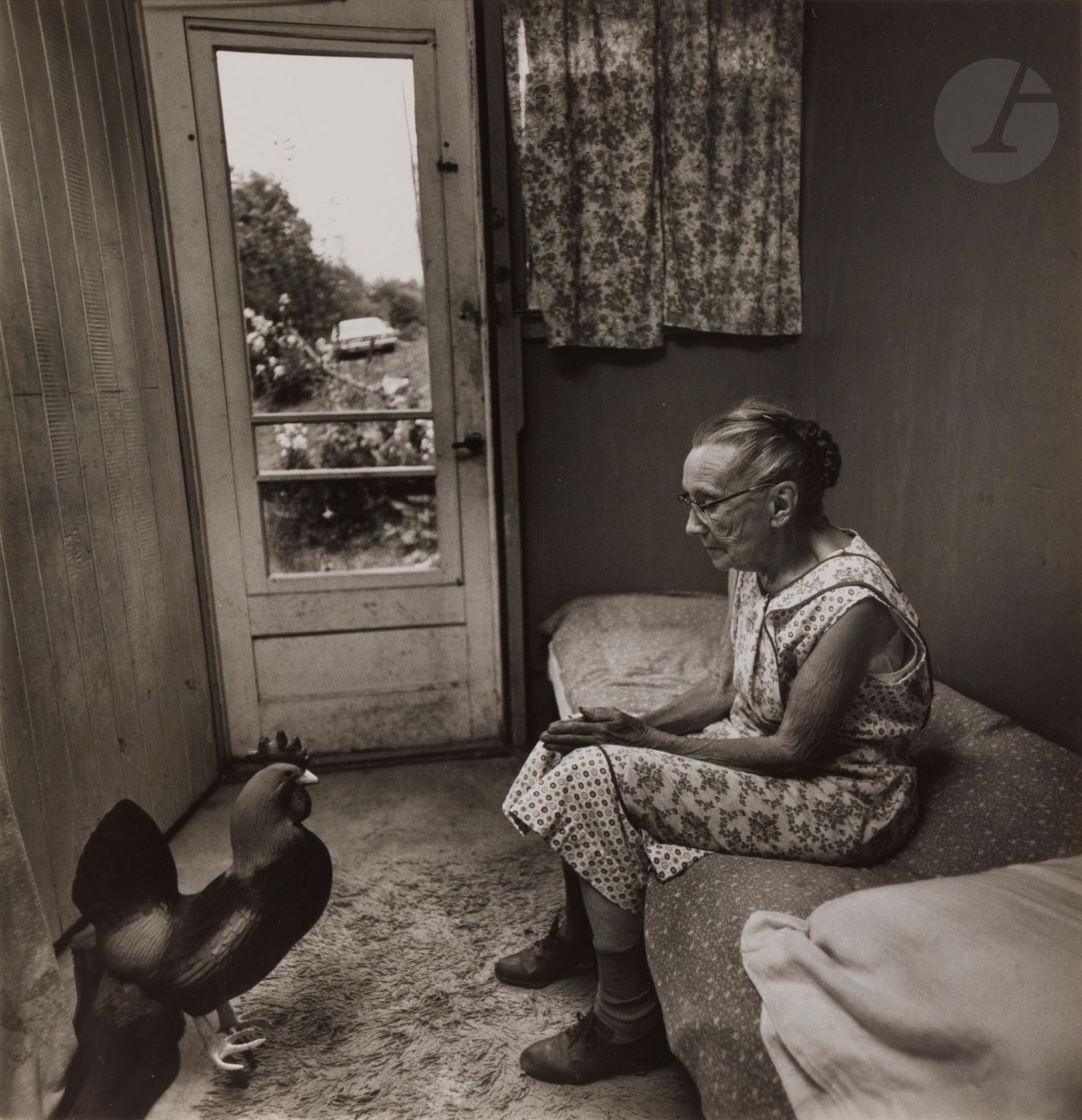 Arthur Tress (1940)
Woman with rooster, 1975.
Silver print (c. 1990), signed, titled and numbered 25 copies in ink in the lower margin.
Image: 27 x 25.7 cm / Sheet: 35.5 x 28 cm