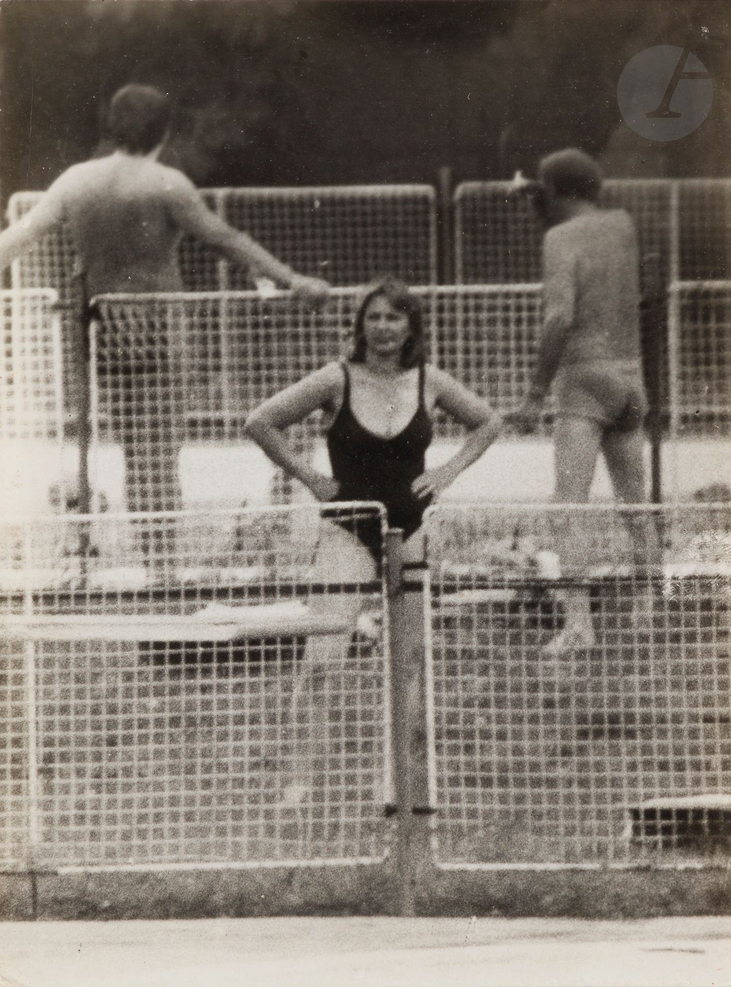 Miroslav Tichy (1926-2011)
Sans titre [Femme à la piscine], c. 1980. 
Épreuve argentique d’époque. Initiales « J.O. » (Jiří Olič) au verso. 
18 x 13 cm 

Provenance pour les N°311 à 313 : 
Ancienne collection Jiří Olič (écrivain et critique tchèque). 

Bibliographie pour les N°311 à 313 : 
Jiří Olič, Vy neznáte Mirka Tichého... (Vous ne connaissez pas Mirek Tichý…), Brno, Host, 2016.