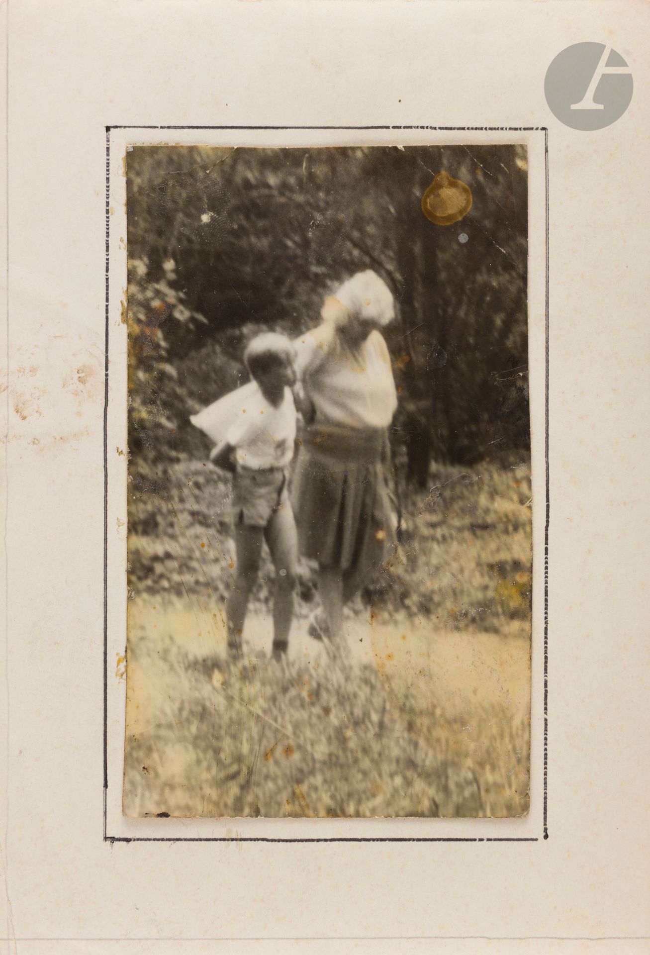 Miroslav Tichy (1926-2011)
Sans titre [Femme et enfant], c. 1980. 
Épreuve argentique d’époque, contrecollée au verso d’une autre épreuve argentique d’époque. 
12 x 7,5 et 17,2 x 11,7 cm